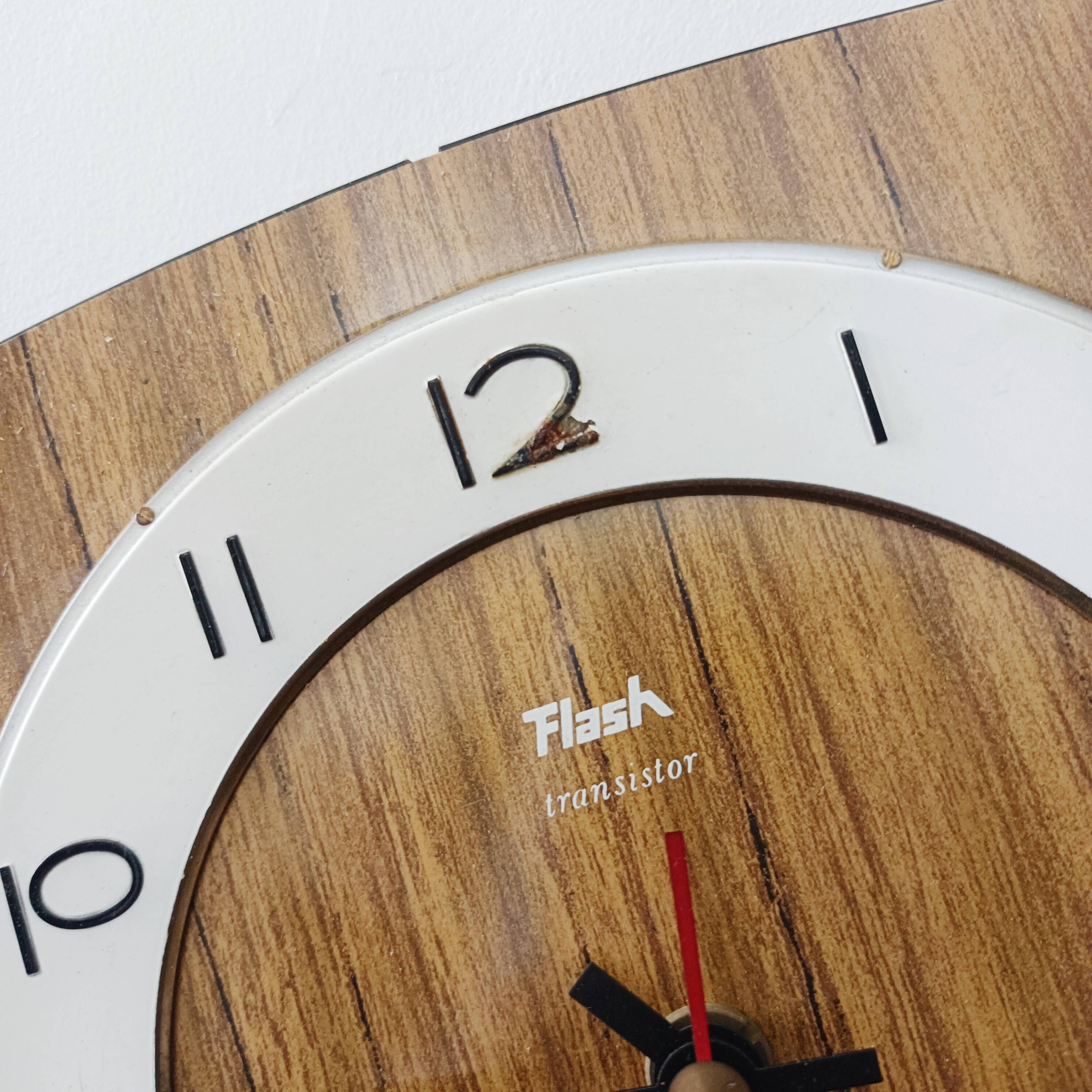Flash clock transistor in formica