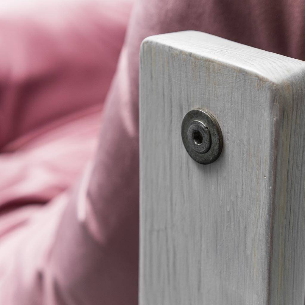 Poltrona vintage in velluto rosa legno bianco anni ’70 modernariato