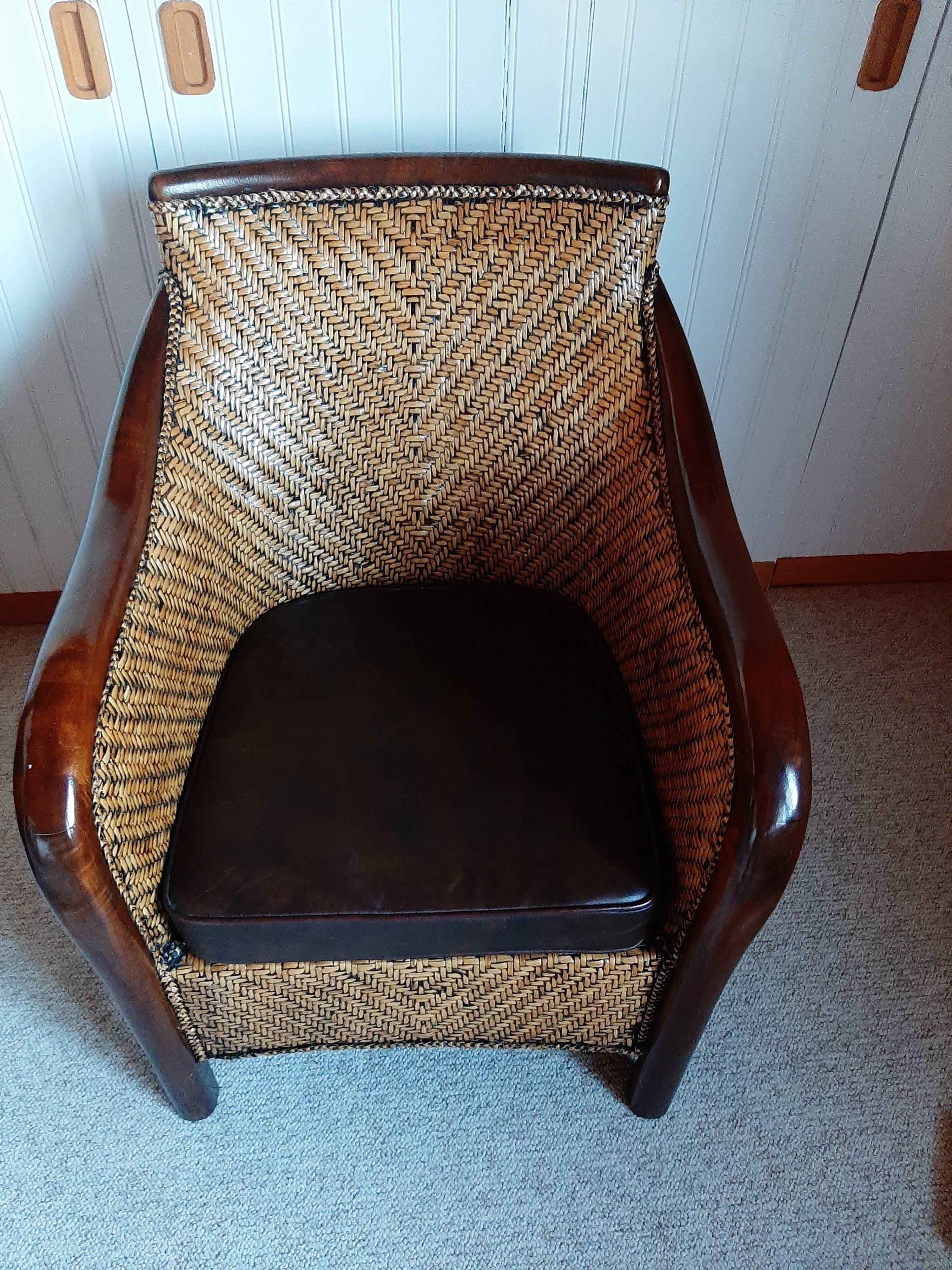 Fauteuil rotin tressé et bois exotique