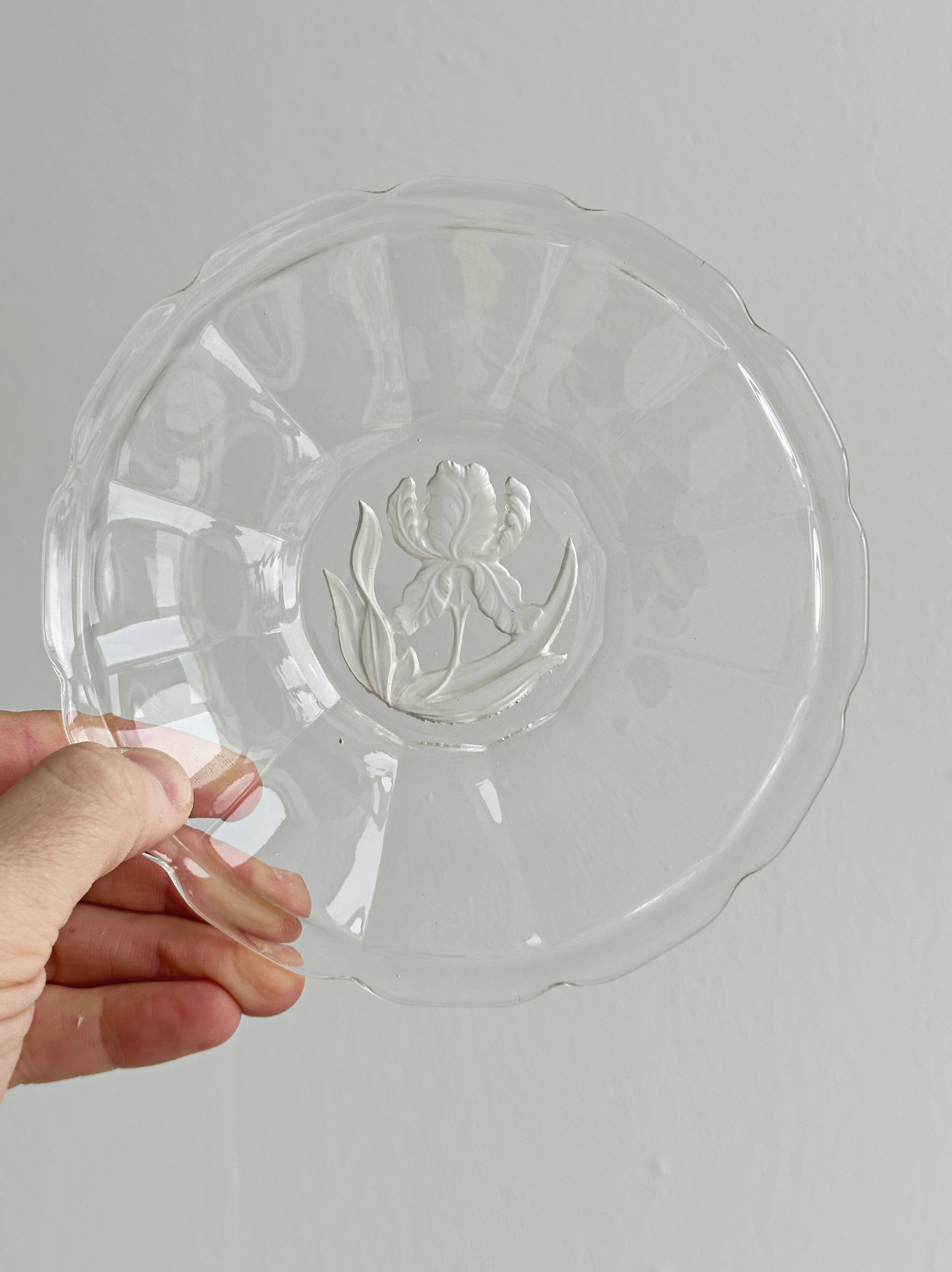 Set of 6 dessert plates, transparent glass with engraved flower pattern.
