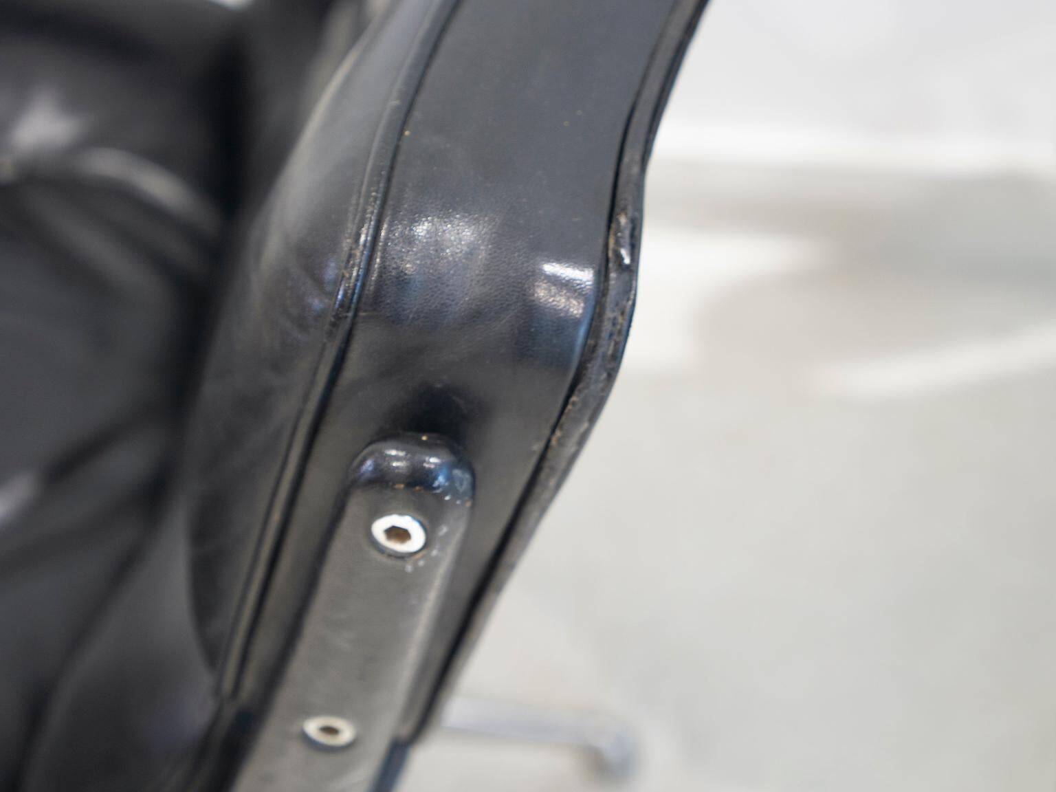 Paire de fauteuils de direction en cuir noir de Charles and Ray Eames