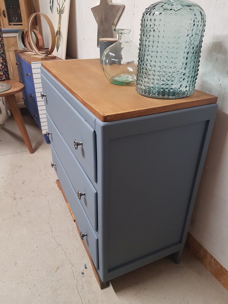 Dresser vintage mustache