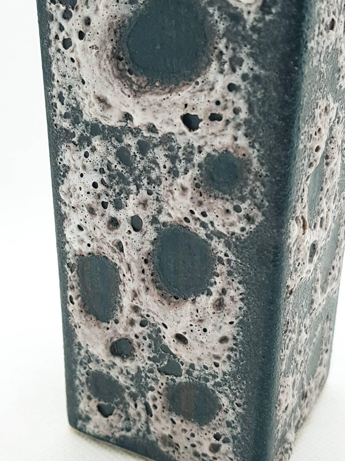 Vase glacé en écume de mer du milieu du siècle