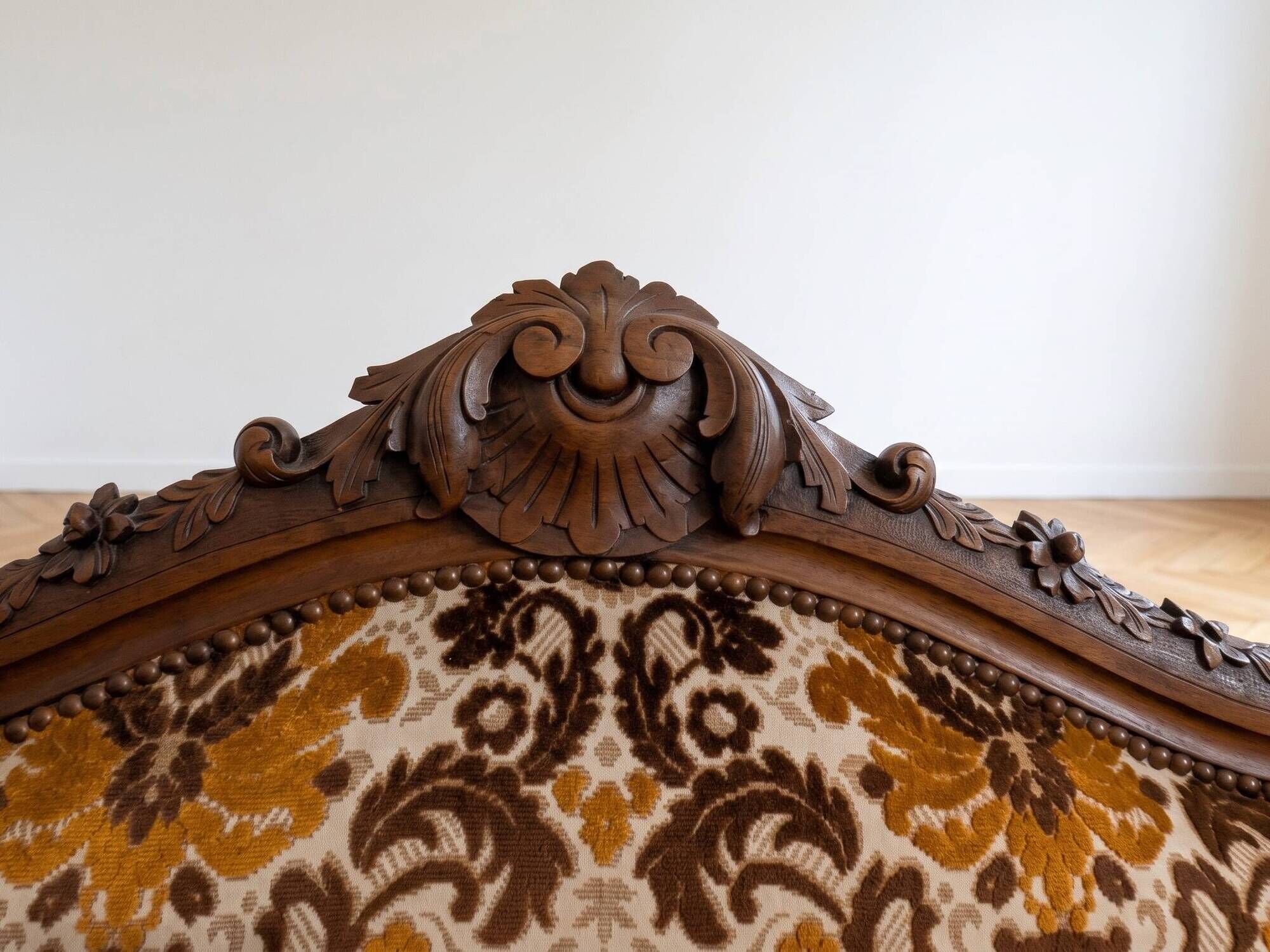Two-seater banquette canapé in Louis XV style, made of wood and fabric.
