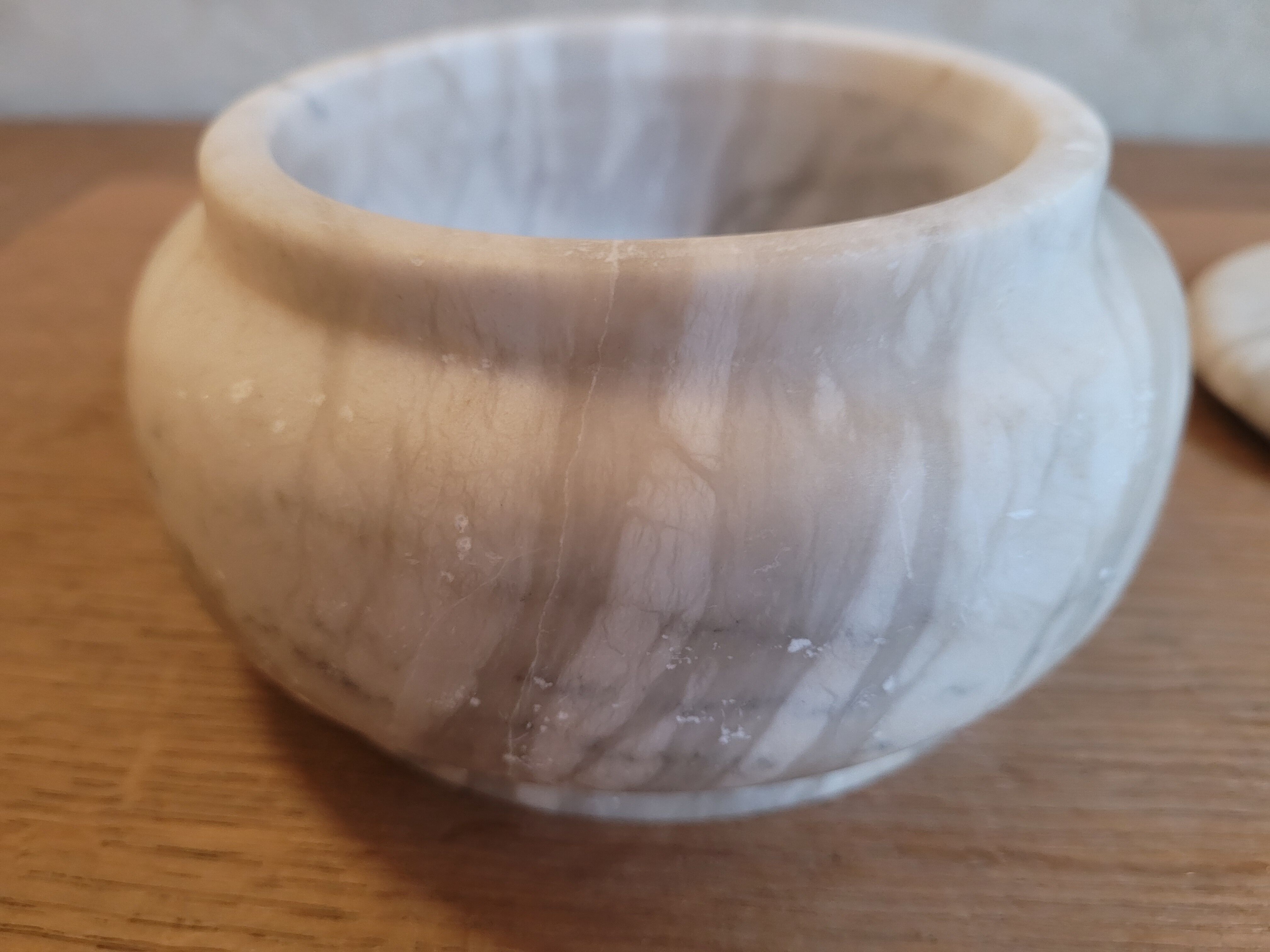 Bonbonnière en marbre blanc veiné de gris