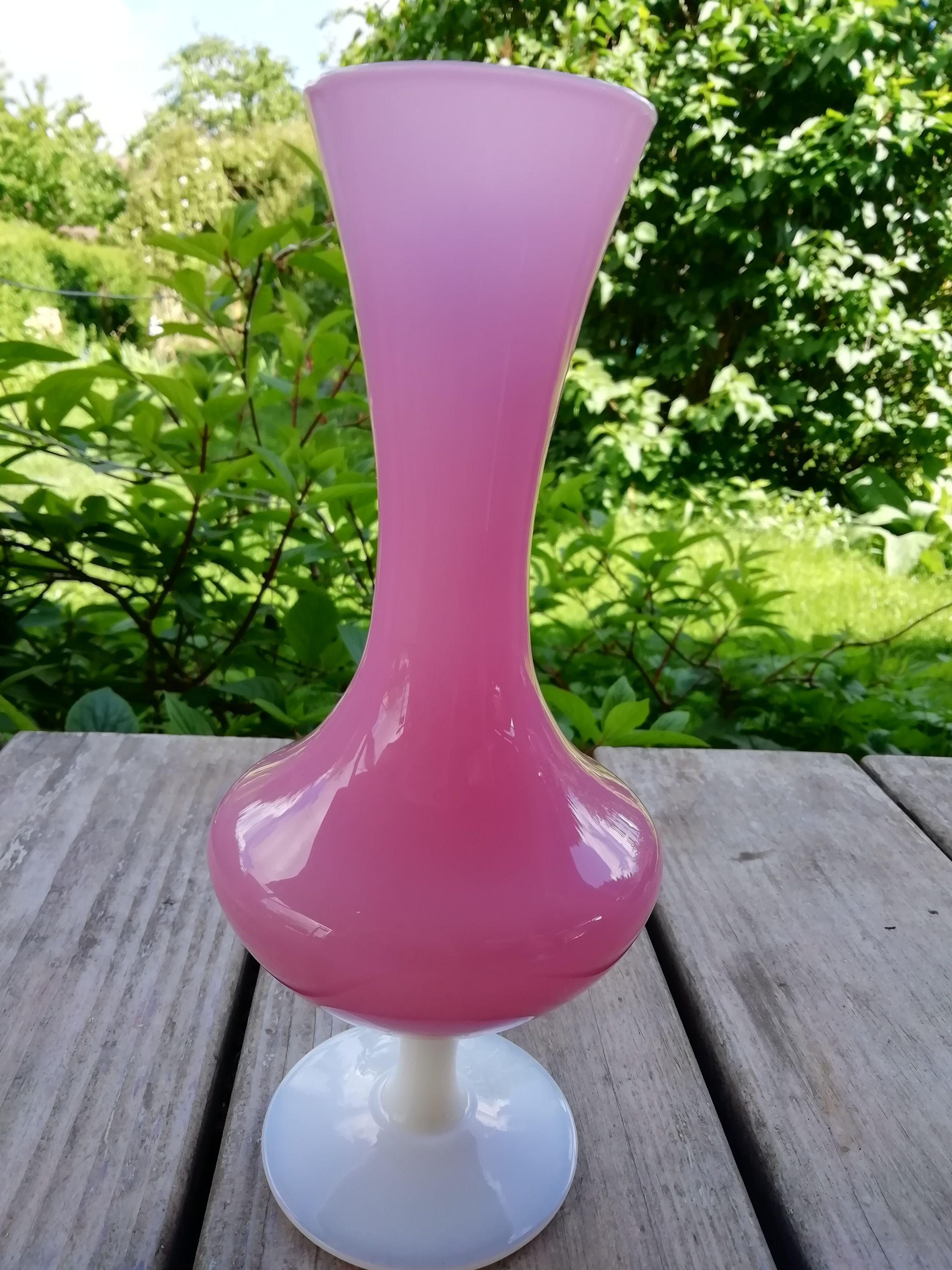 Lot de vases en opaline rose