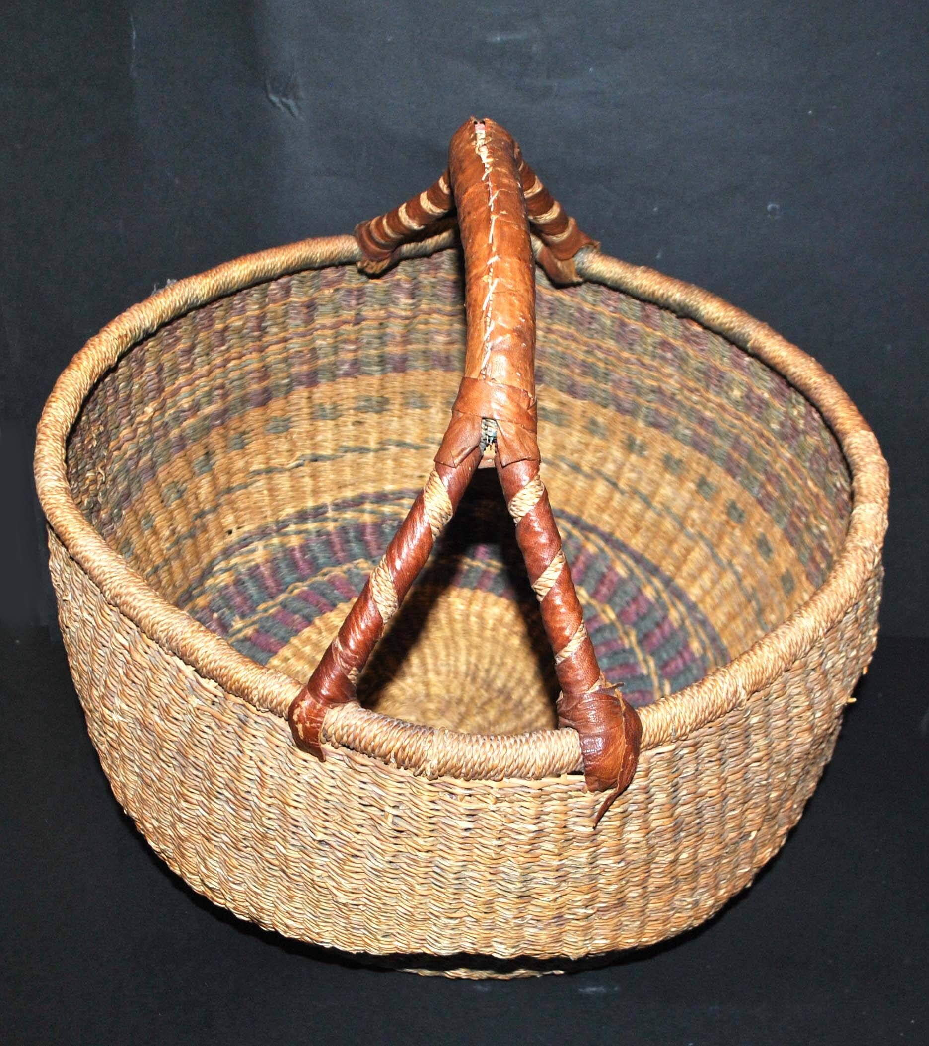 Vintage round basket in woven straw and leather - ethnic decorative ball basket