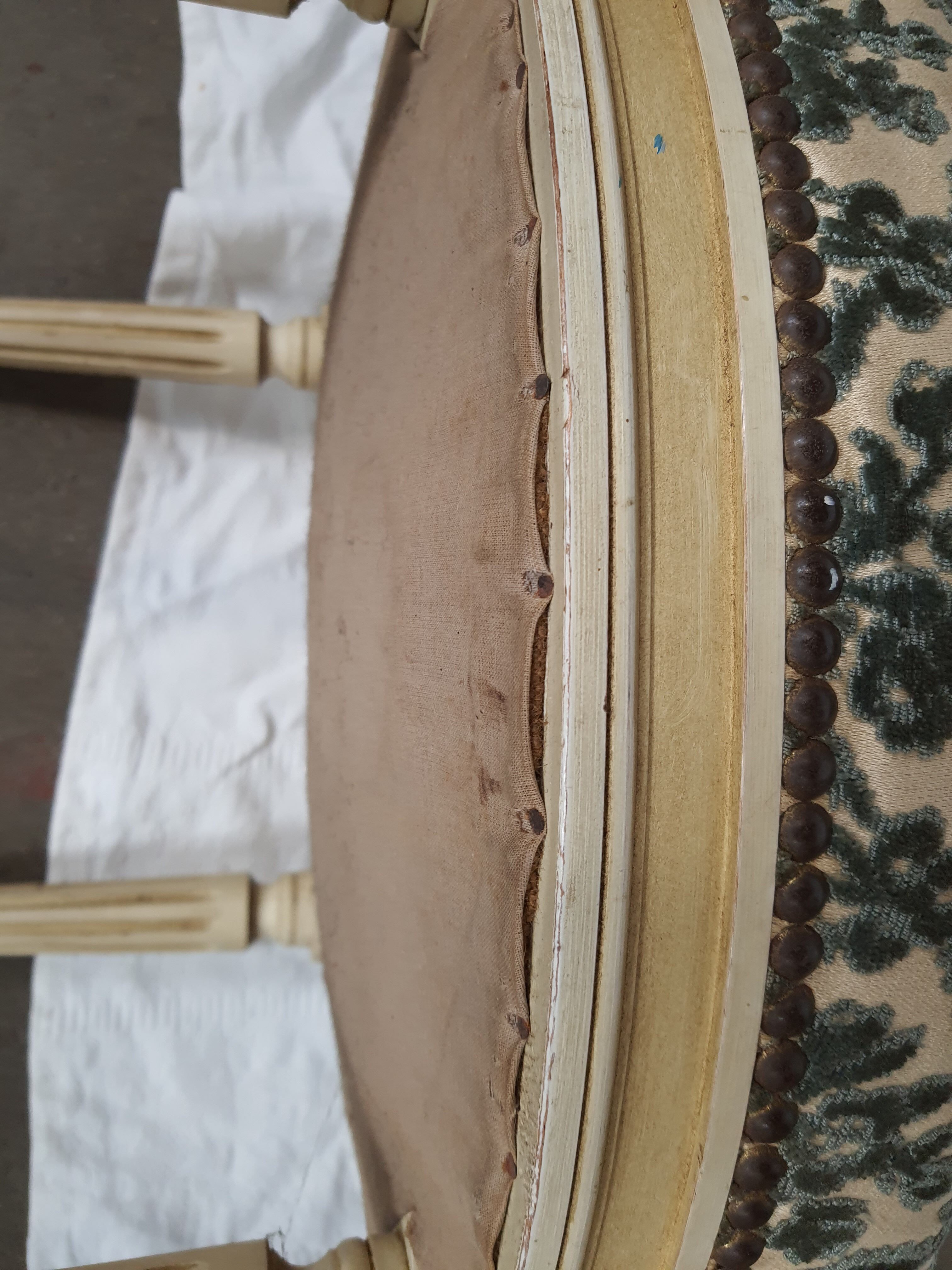 5 chaises en bois laqué blanc style Louis XVI
