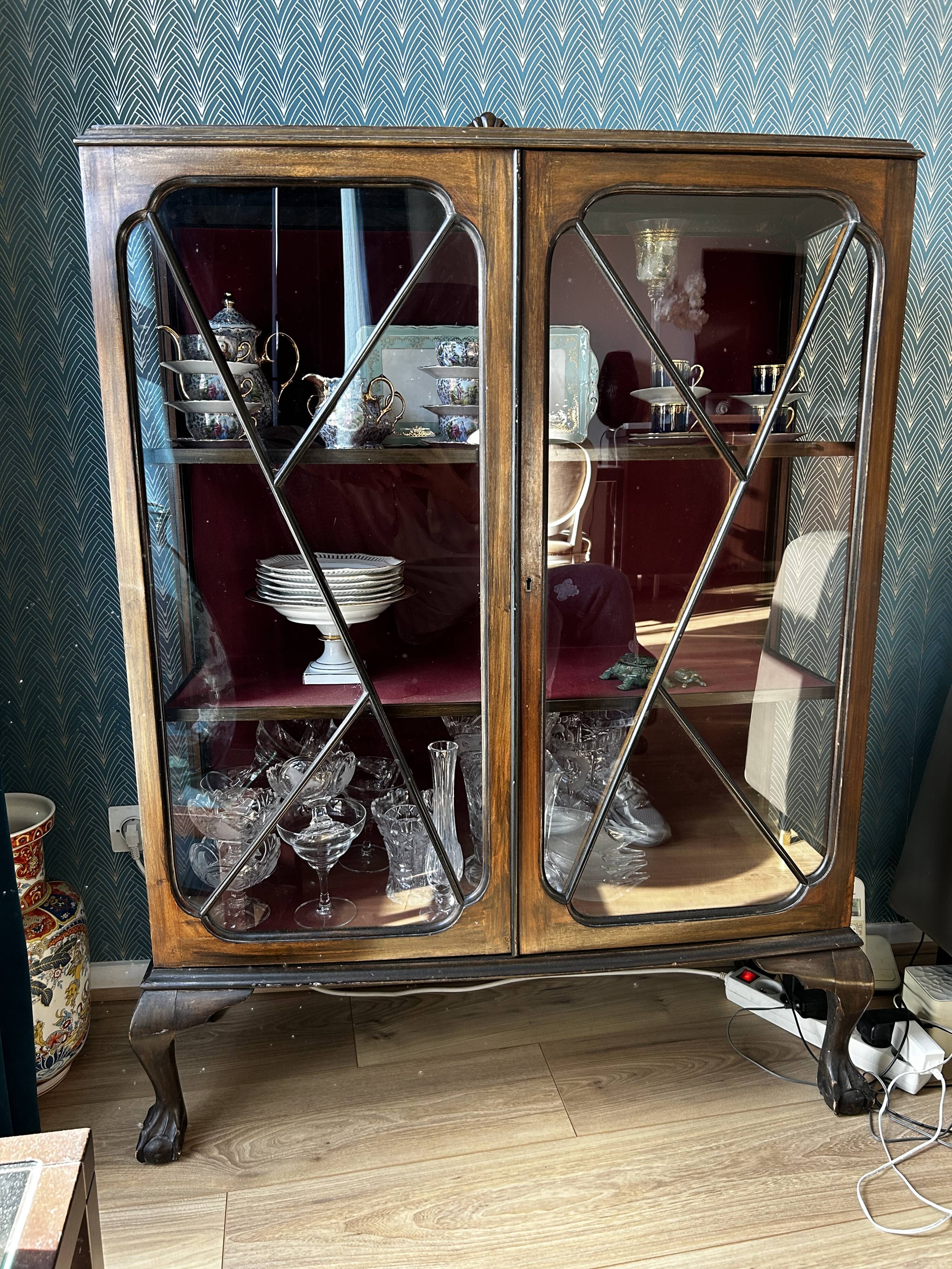 English style display case 1900