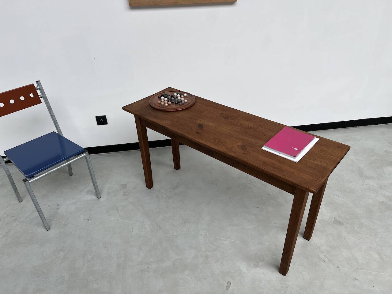 Small old console in solid oak, with spindle legs