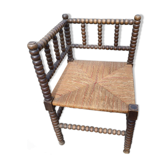 Mulched corner chair