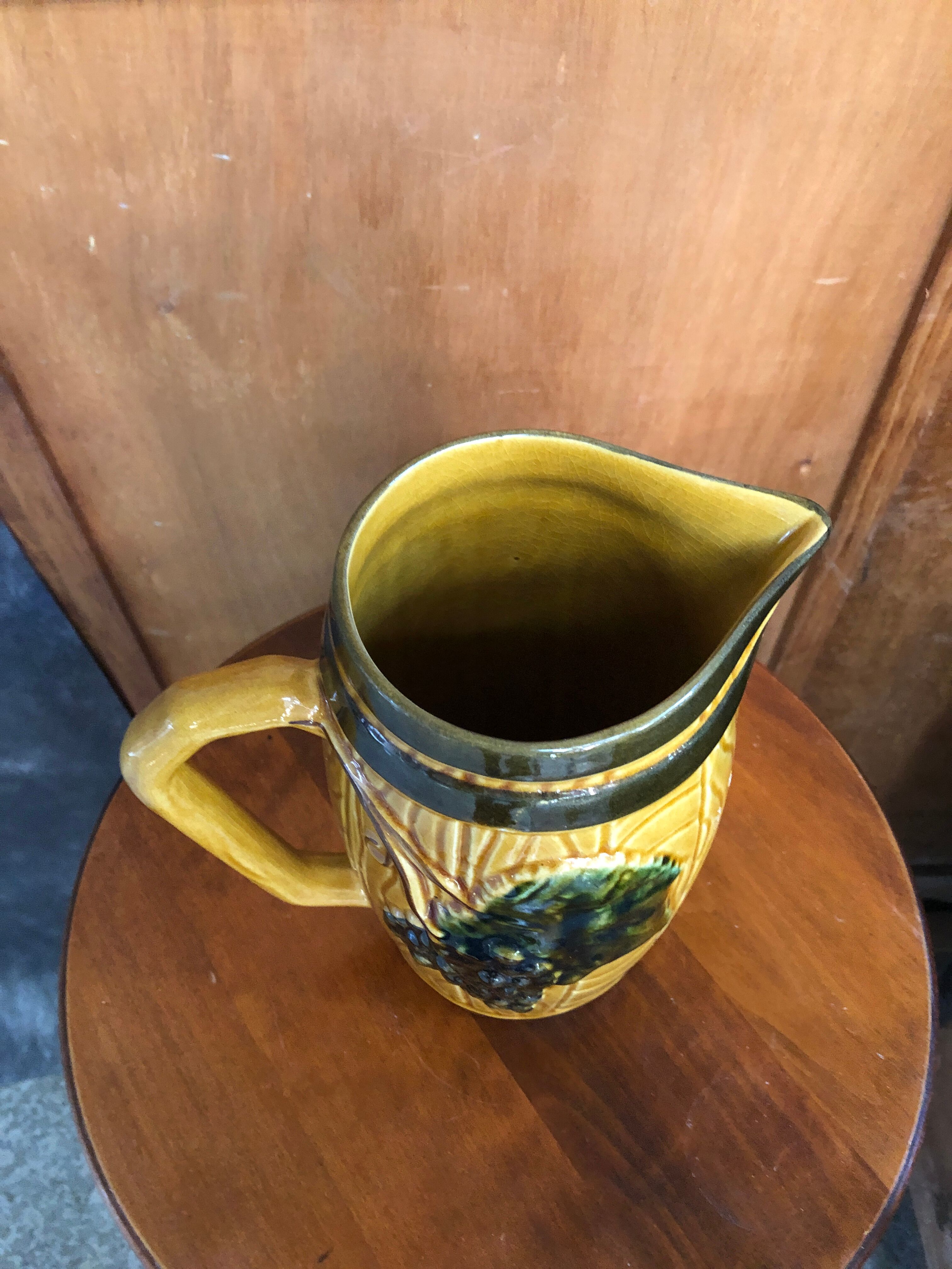 Old pitcher service & 5 ceramic mugs vintage yellow green grape vine decor