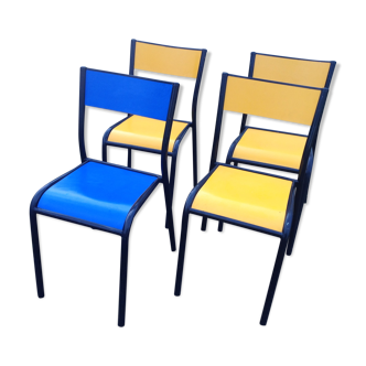 Chaises type école de couleurs