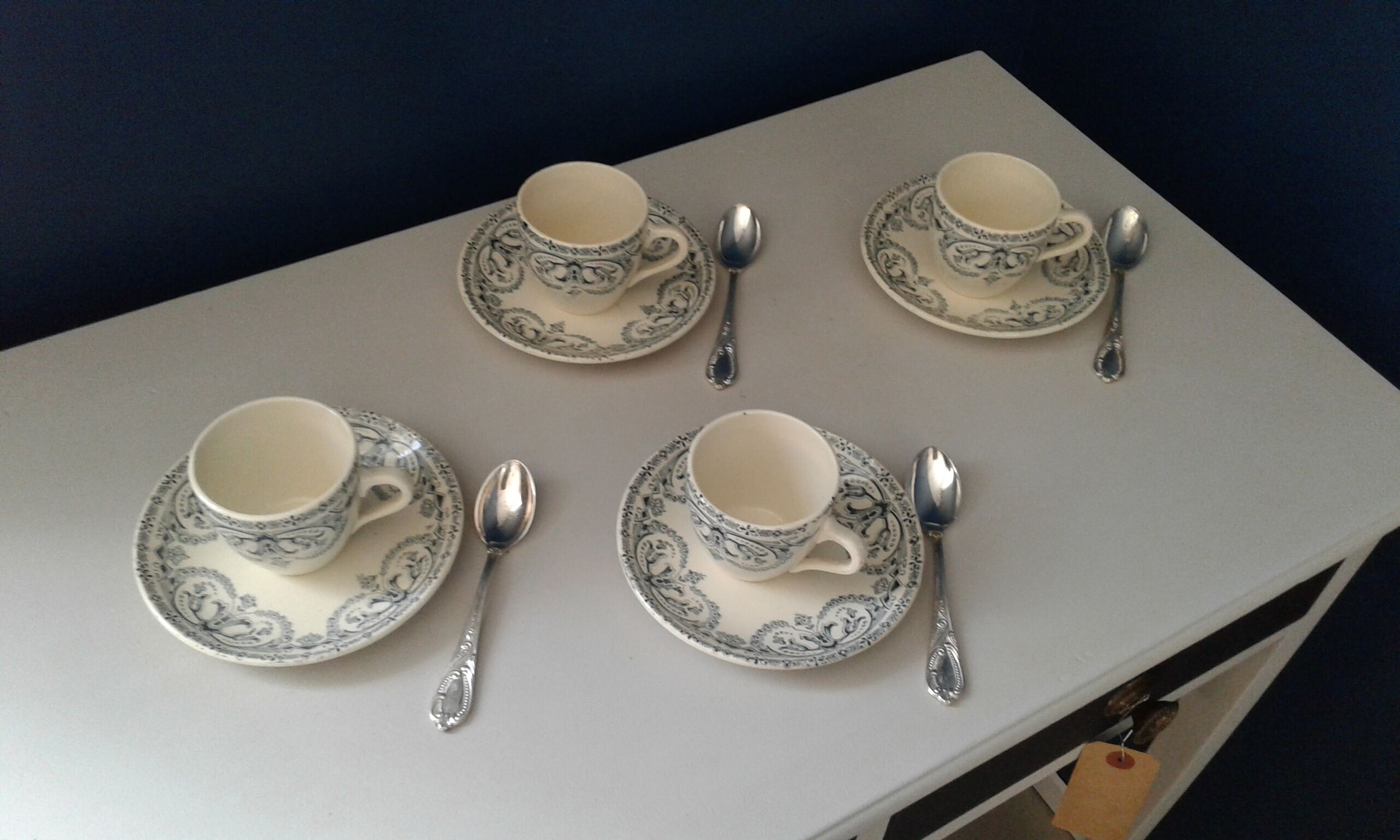 4 cups and 4 under cups model guirelande . Saint Amand and hamage