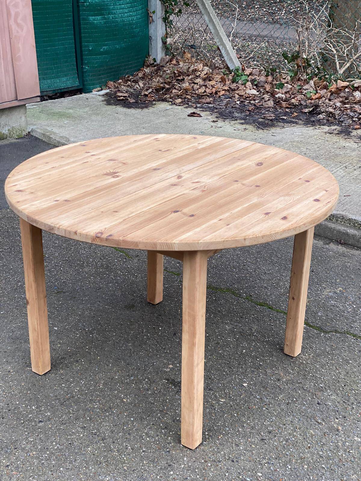 Renovated round Scandinavian dining table, extendable, made of solid wood, 110-140cm.