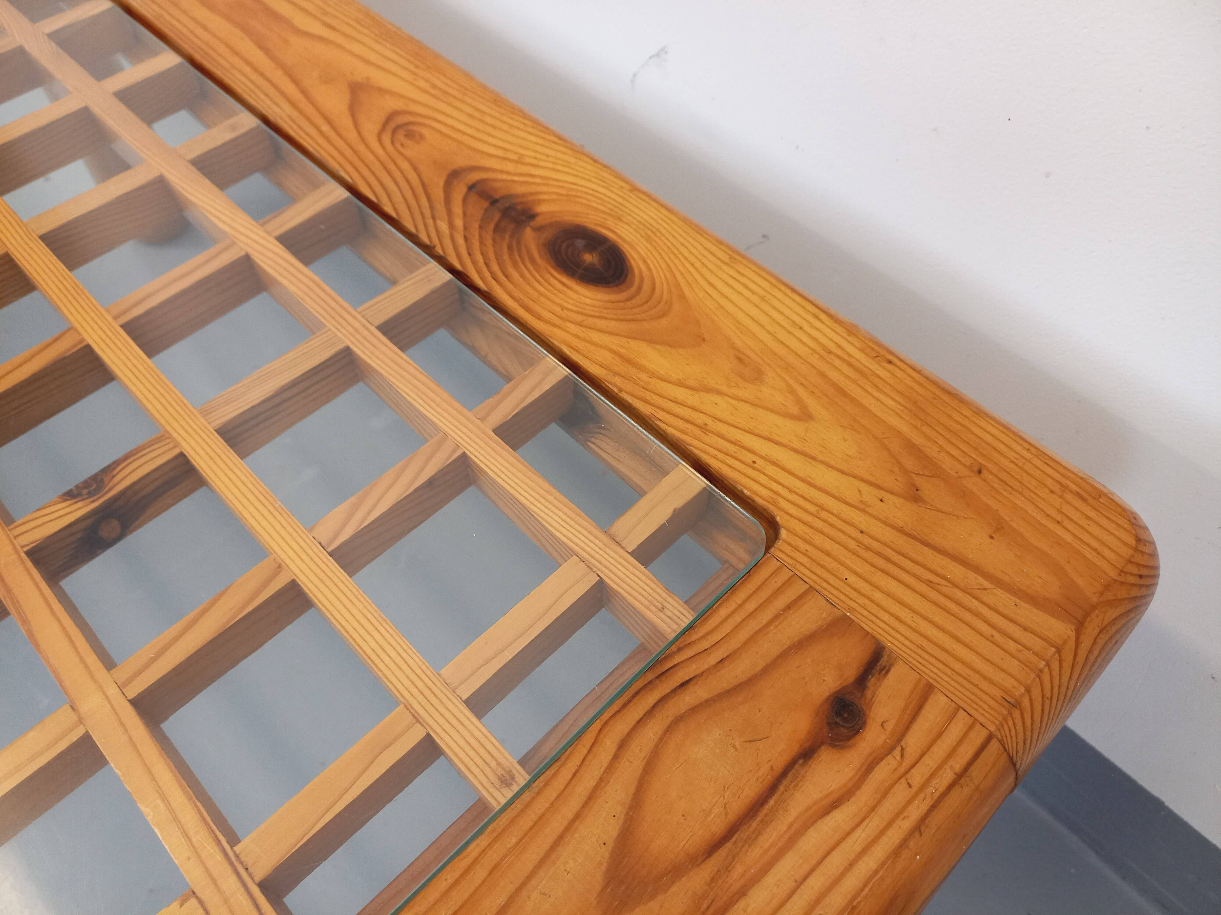 Vintage modernist coffee table in pine and glass from the 70s and 80s.
