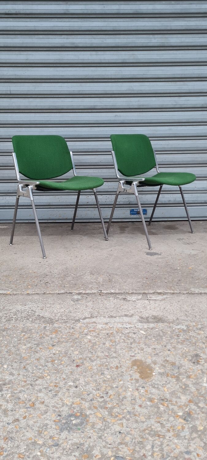 Paire de chaises modèle DSC 106 de Giancarlo Piretti pour anonima