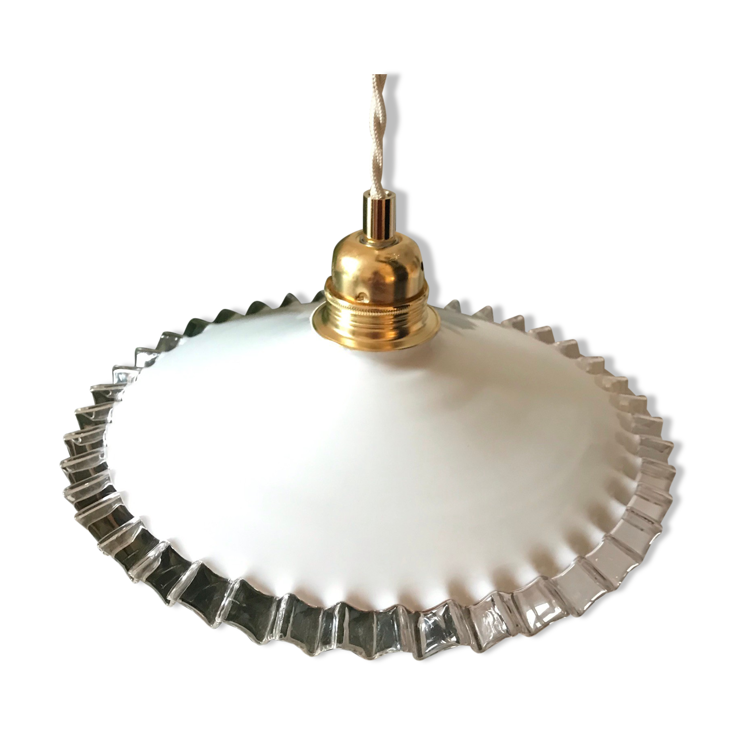 Suspension en opaline plate dentelée blanche années 50