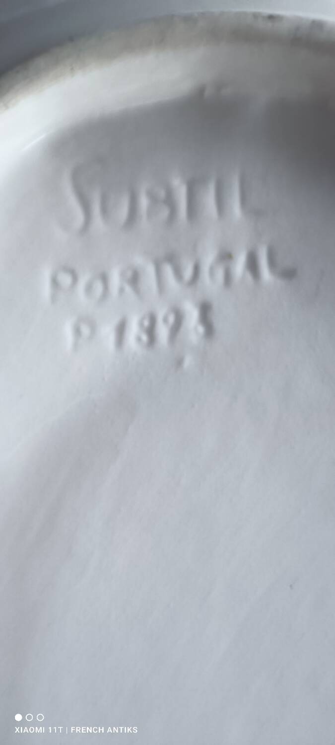 Footed dessert plate in barbotine porcelain, marked FG.