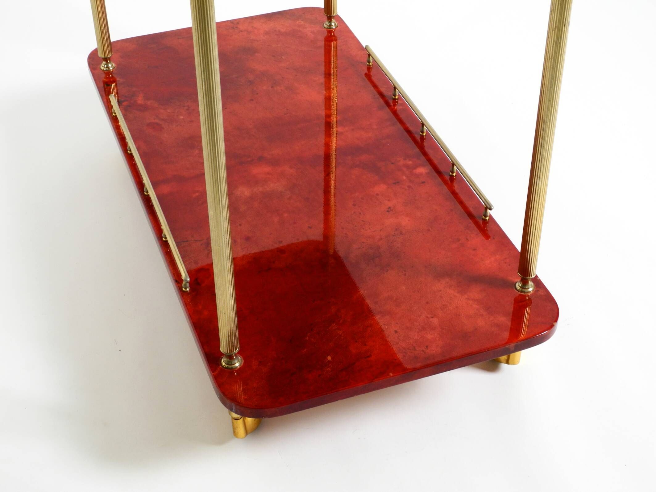Superbe grand chariot de service en peau de chèvre rouge Aldo Tura des années 1960 | Fabriqué en Italie