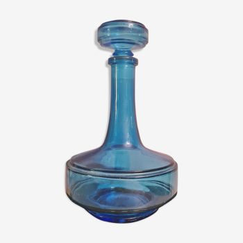 Decanter in blue glass and its cap