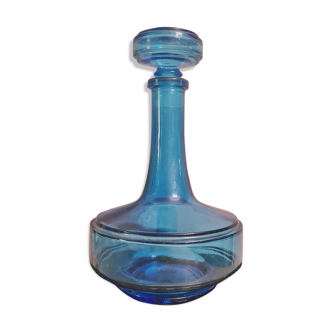 Decanter in blue glass and its cap