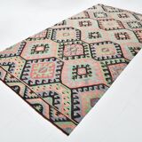 Tapis kilim graphique pastel – Un bijou artisanal pour une déco audacieuse