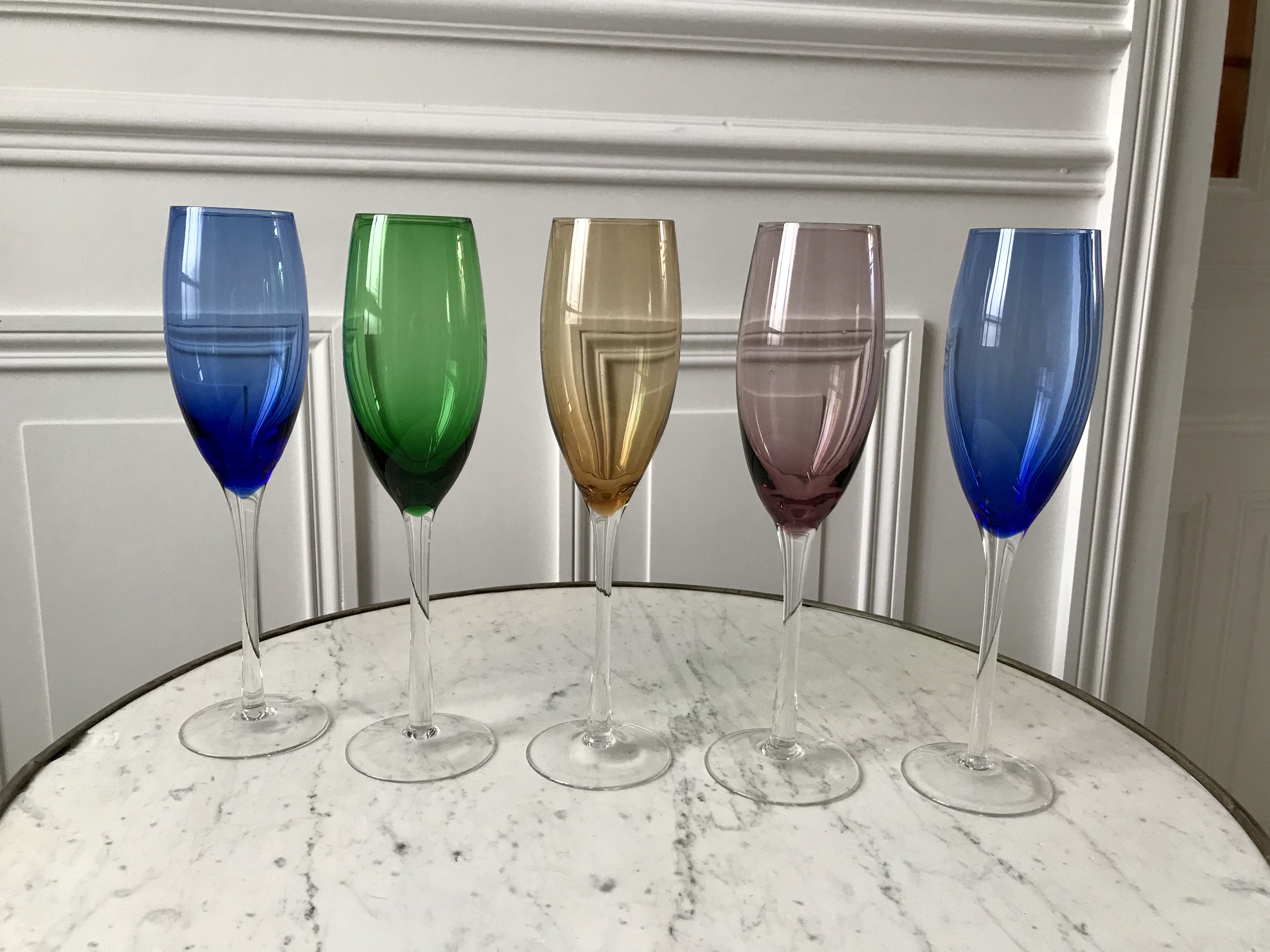 Set of 5 champagne flutes in colored glass 70s