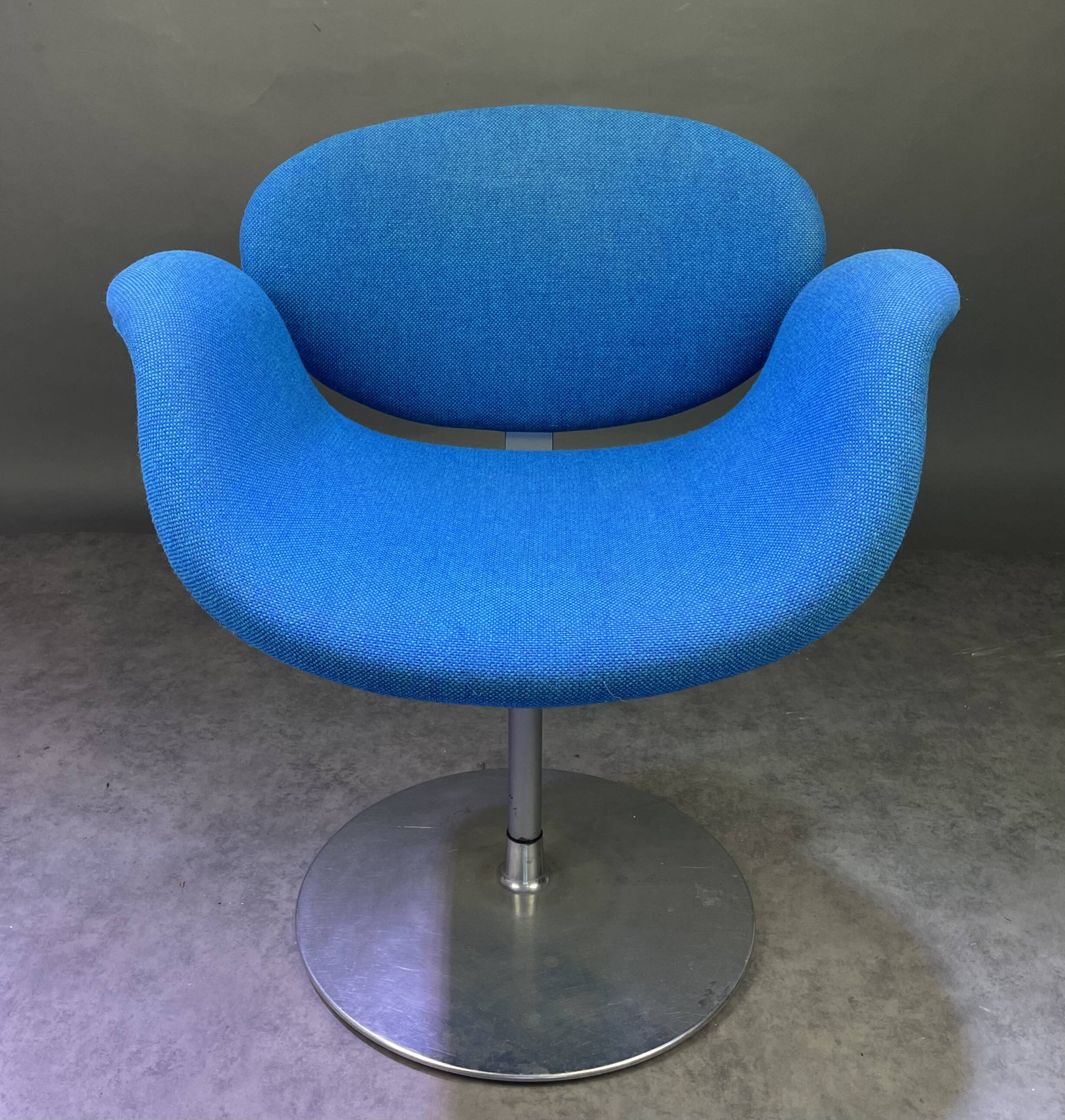 Chaise Little Tulip de Pierre Paulin bleu
