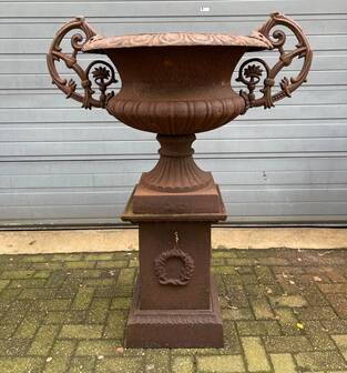 Jardinière en fonte avec piédestal