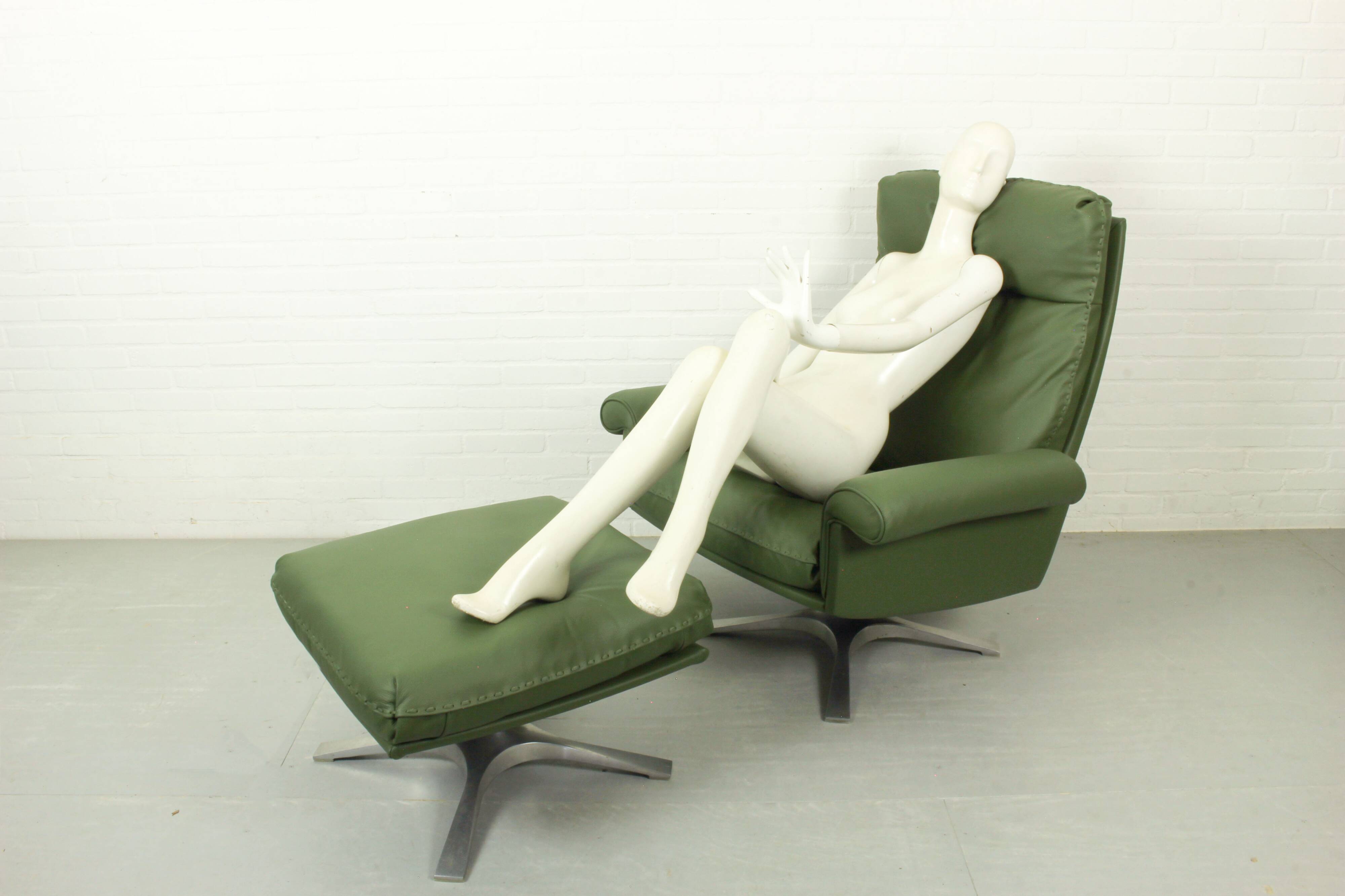 De Sede DS-31 High-Back Lounge Chair & Ottoman, 1970s