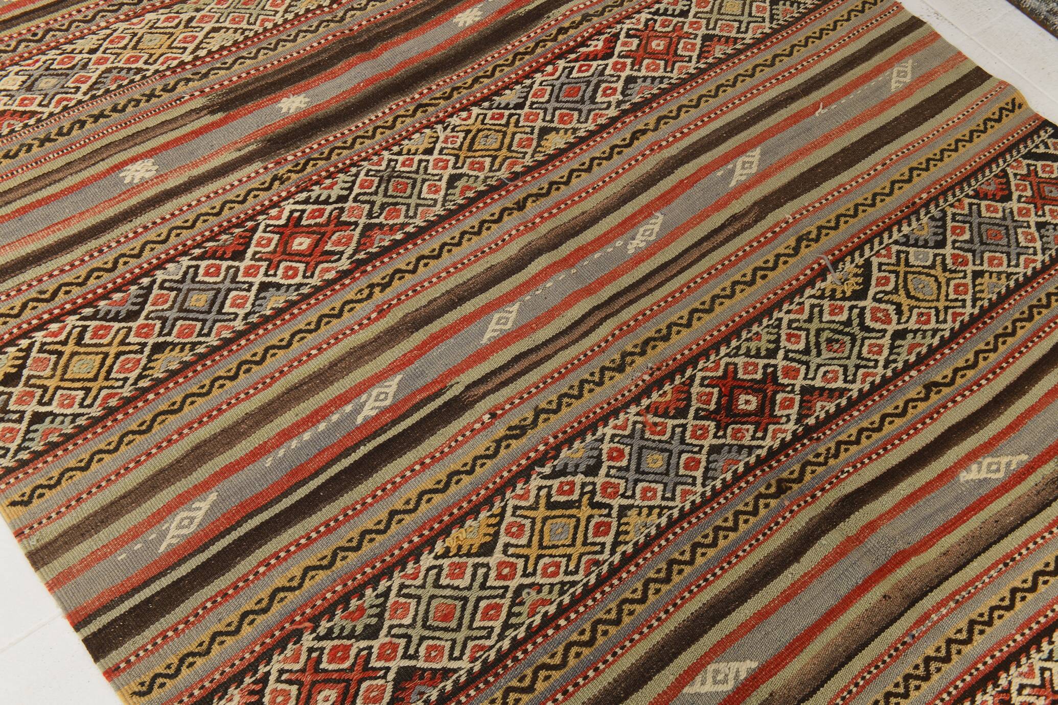 Kilim vintage tons rouges et bruns, motifs ethniques anatoliens, 156x244 Cm