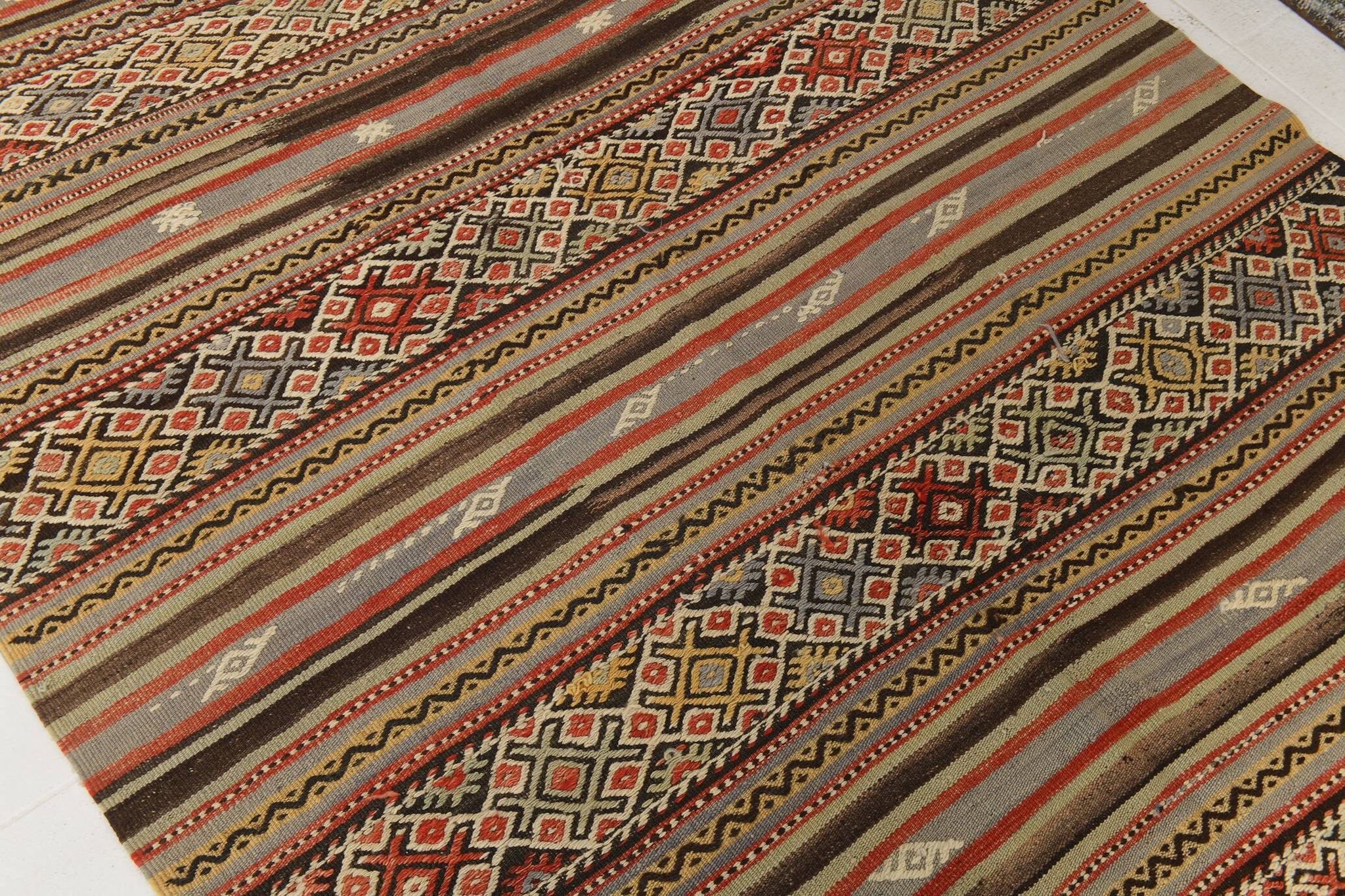 Kilim vintage tons rouges et bruns, motifs ethniques anatoliens, 156x244 Cm