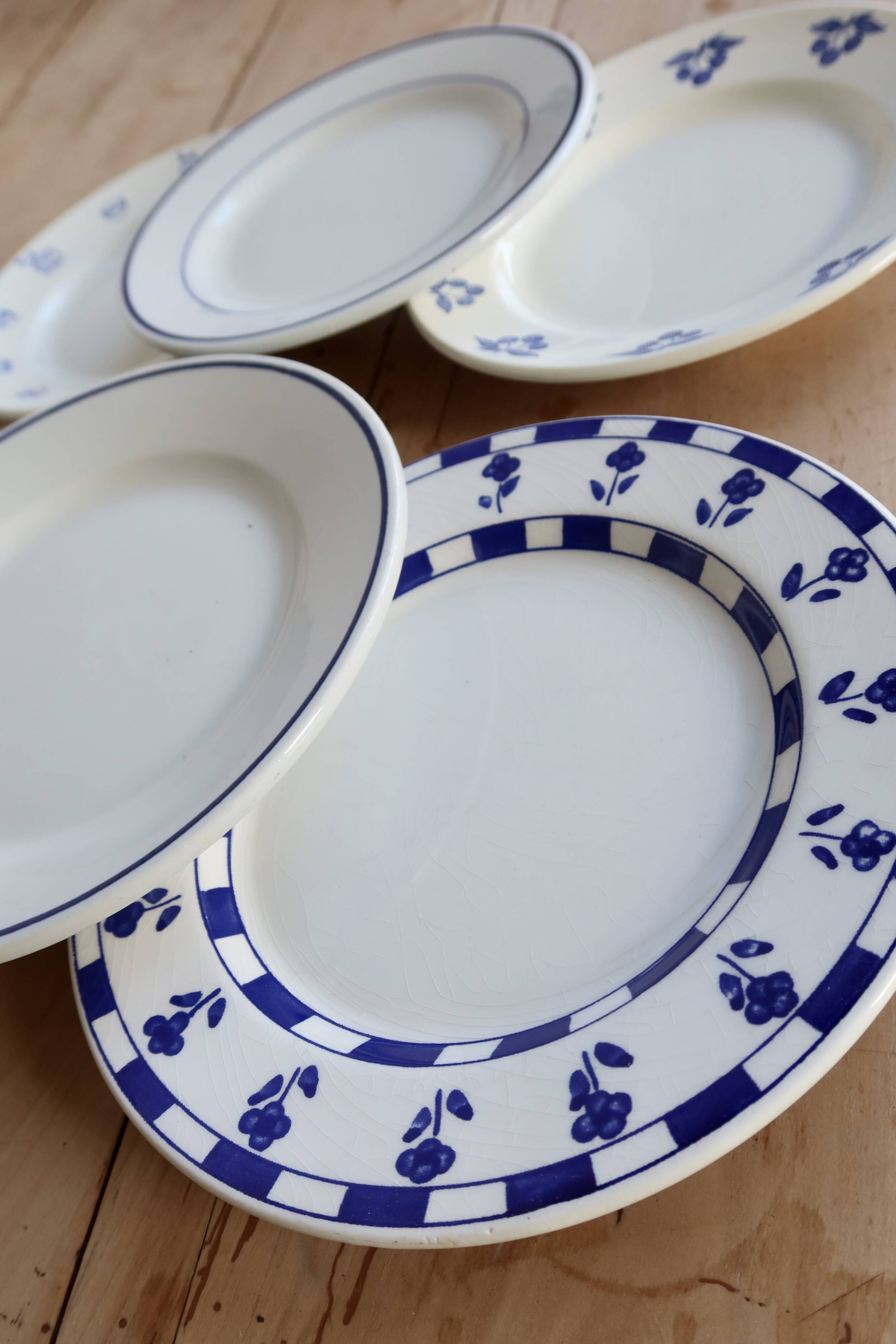6 mismatched vintage dessert plates in white and blue porcelain – Lo