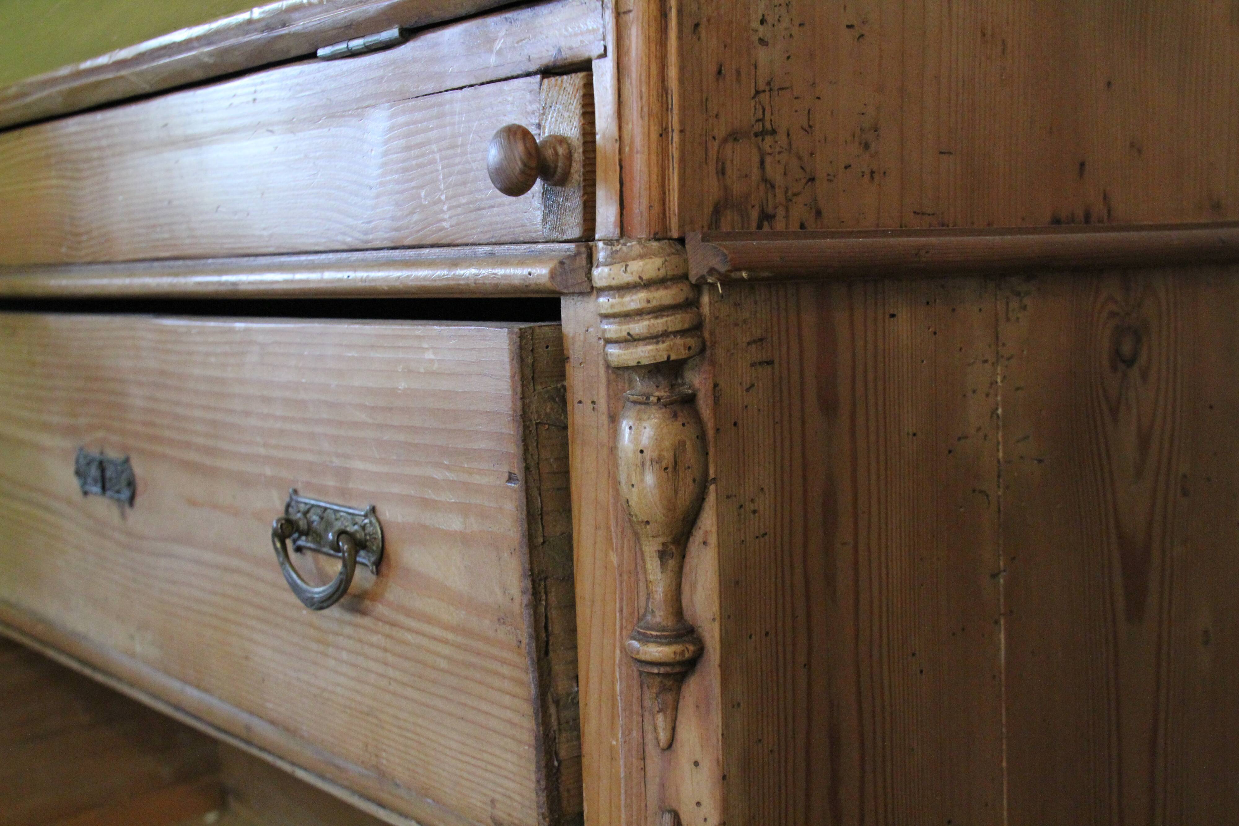 Writing desk in solid pine
