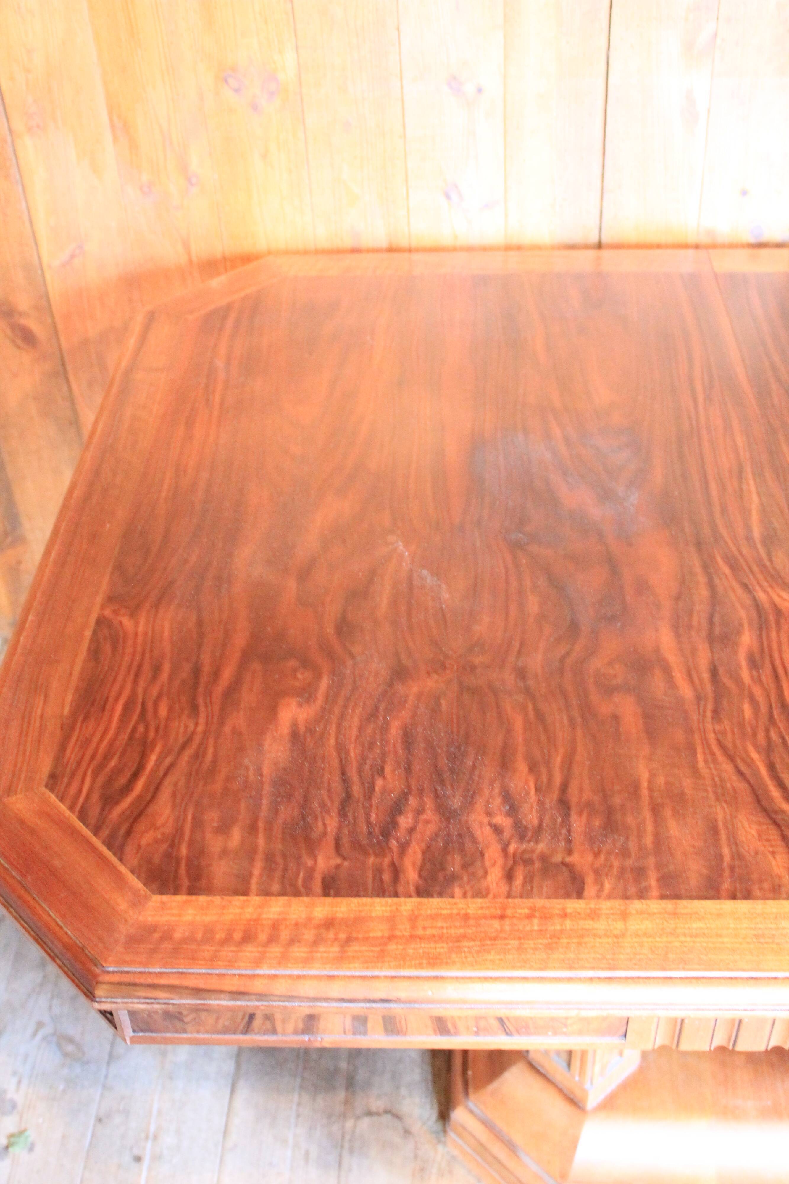 Art-deco extension table