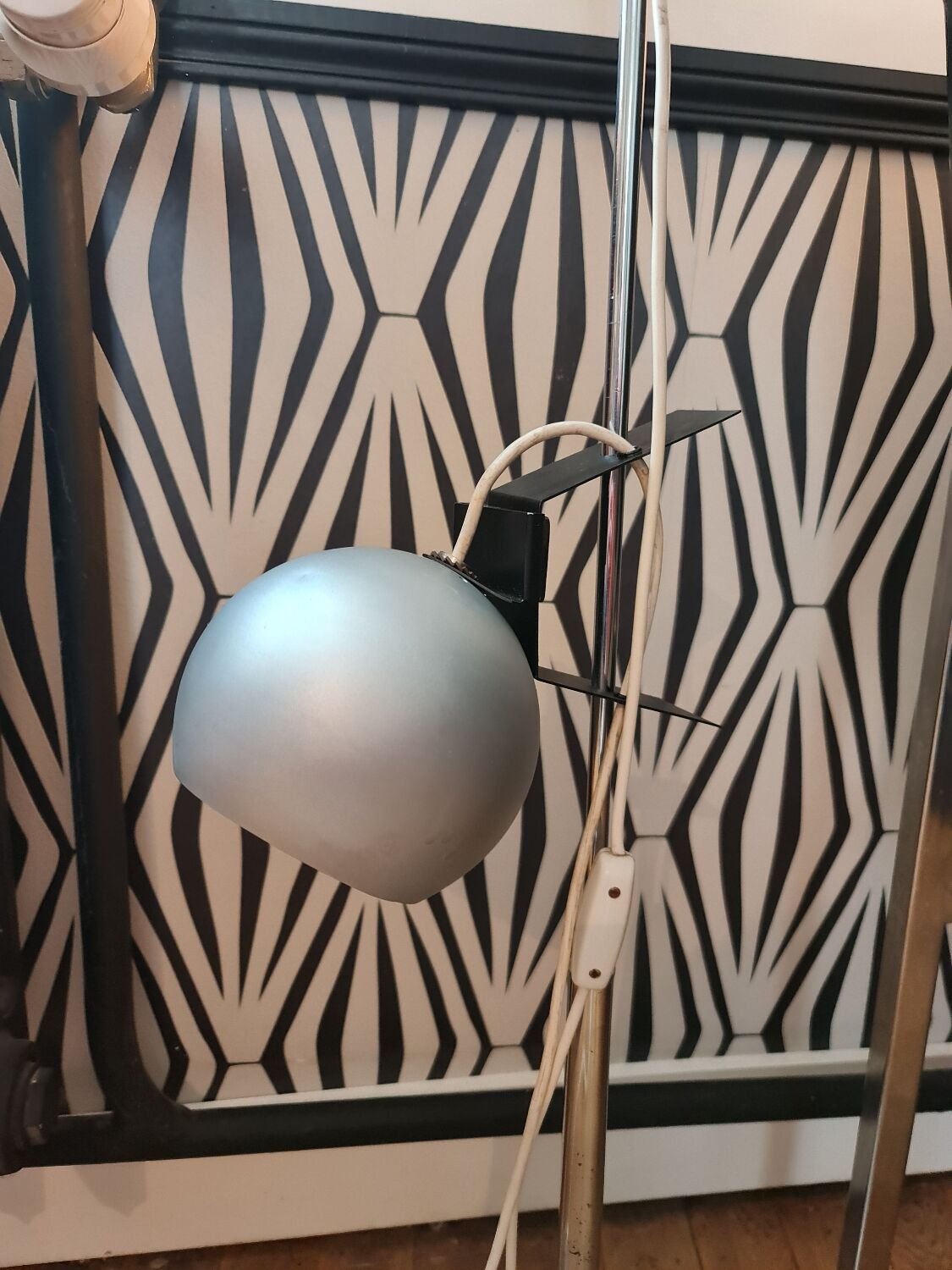 Two-light floor lamp with removable magnetic Eyes Ball.