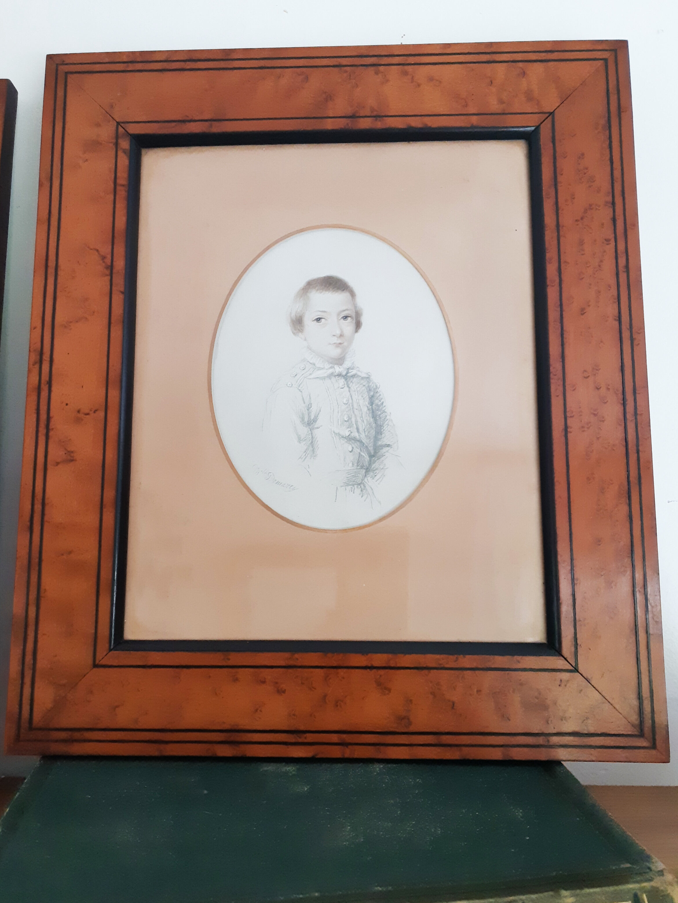Gravure  jeune garçon, signé Melle Demarcy, cadre en loupe , vers 1830, antique français