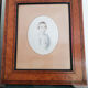 Gravure  jeune garçon, signé Melle Demarcy, cadre en loupe , vers 1830, antique français