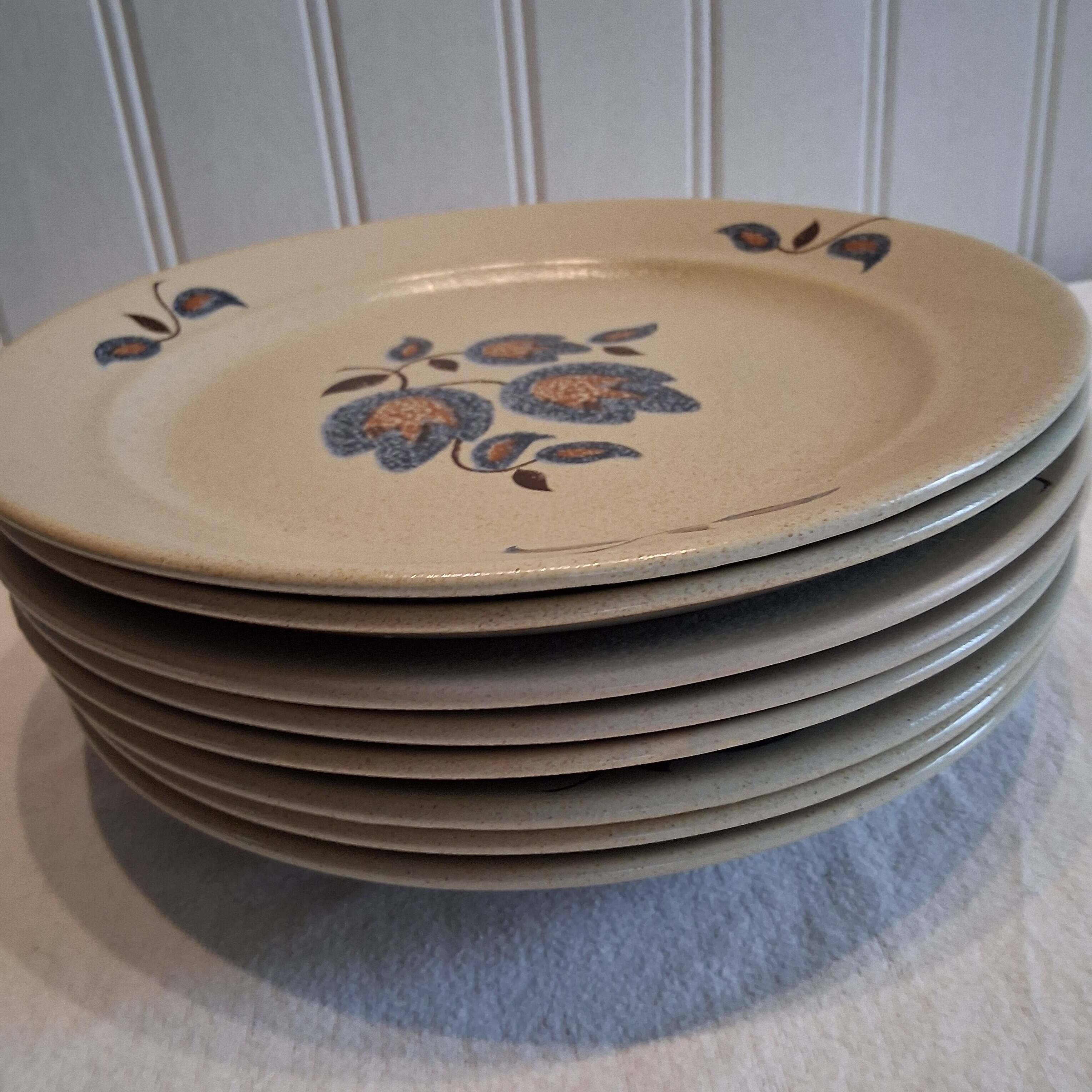 Set of 8 flat plates from St Amand model "Sologne" in good condition.