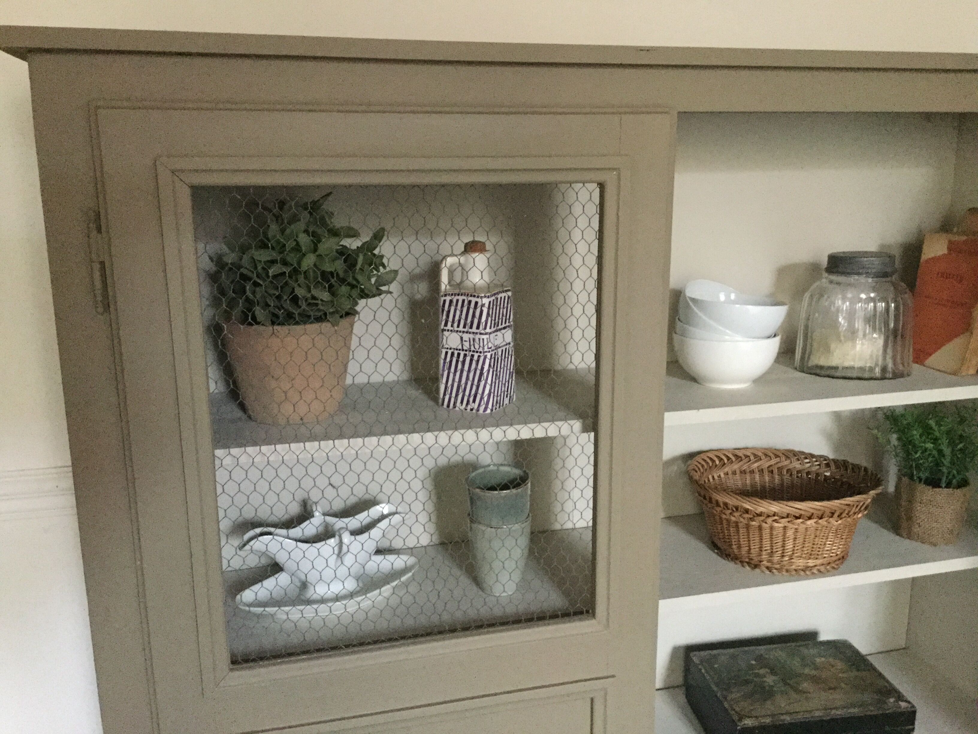 Armoire grillagée