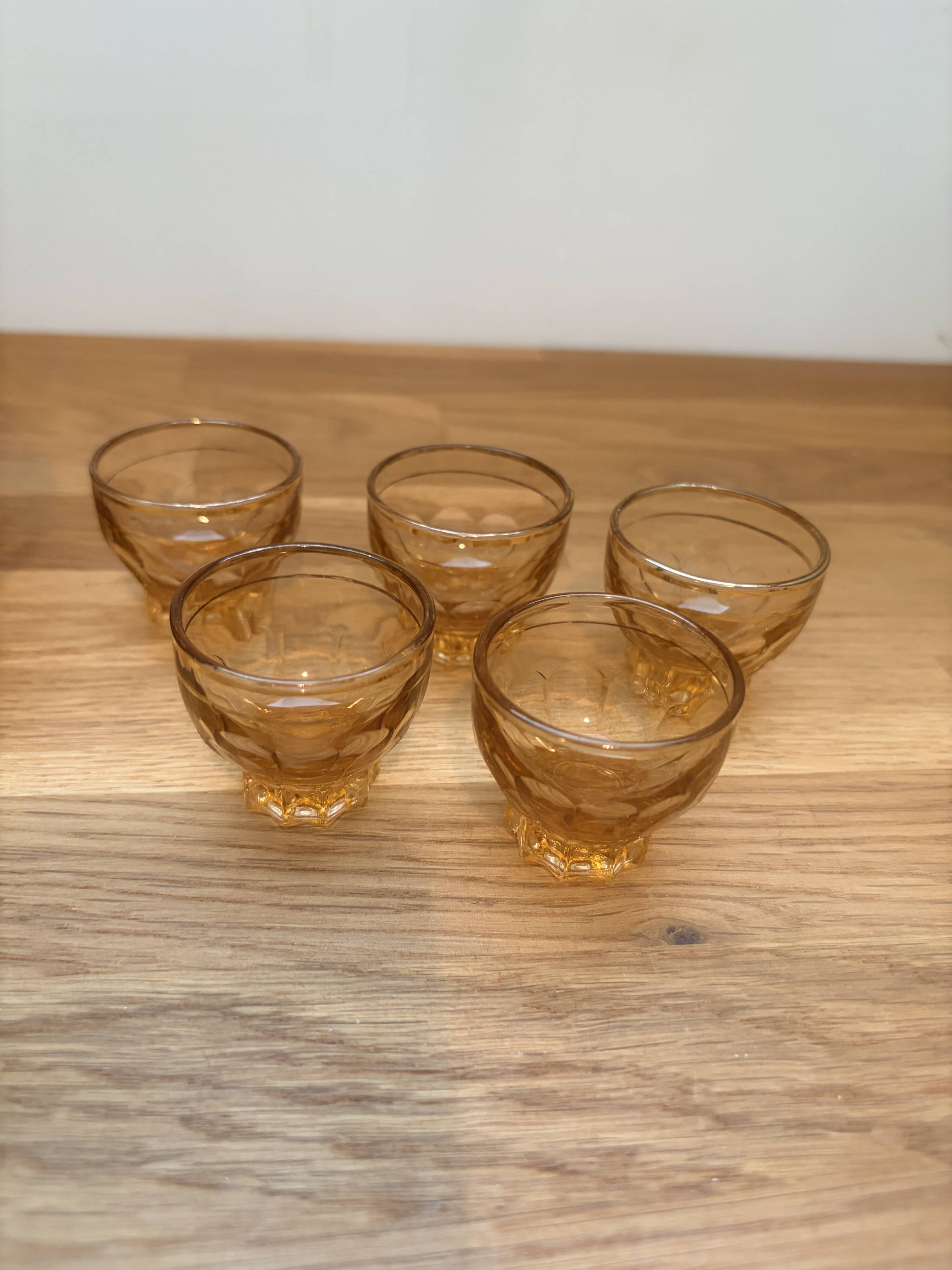 Carafe and 5 pink glass liqueur glasses with a gold rim 2008123