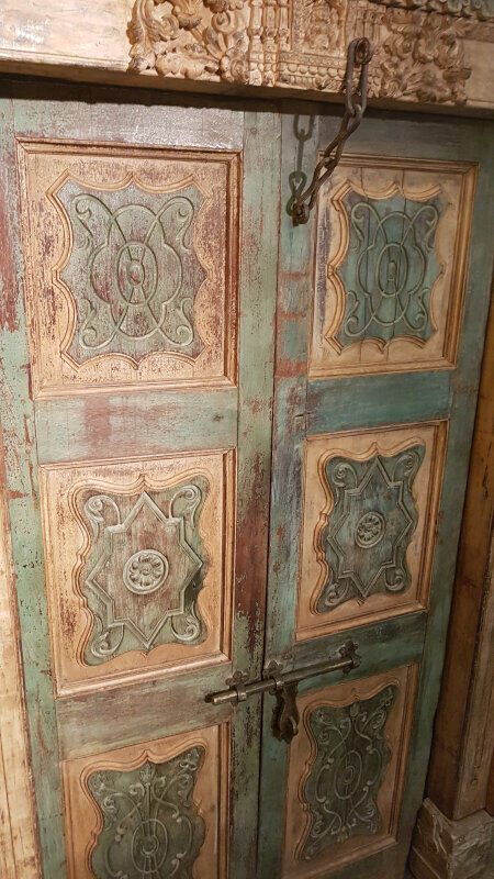 Porte indienne jaune verte sculptée Rajasthan ancienne patine d'origine vieux teck
