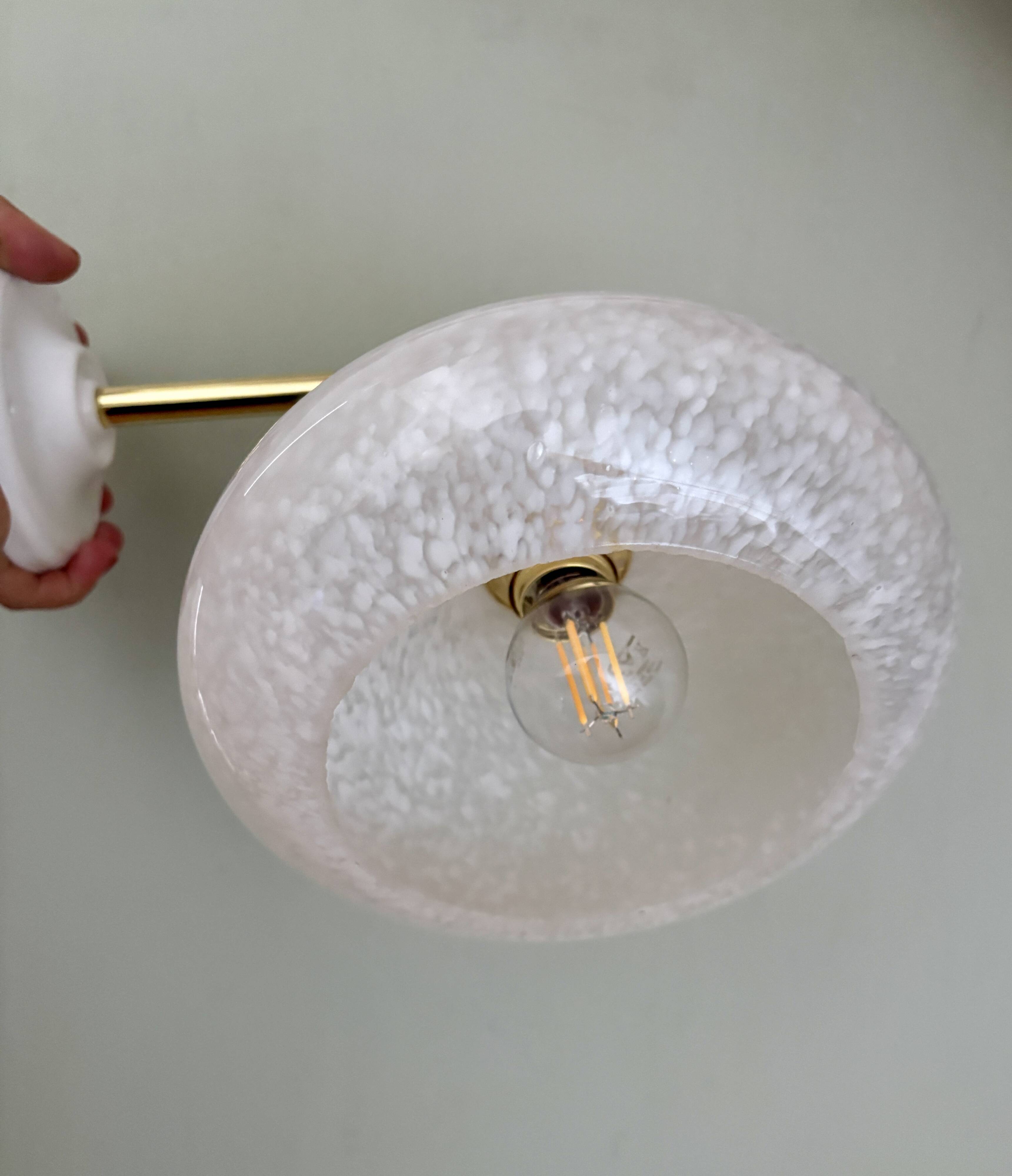 Applique, abat-jour ancien en verre de Clichy blanc