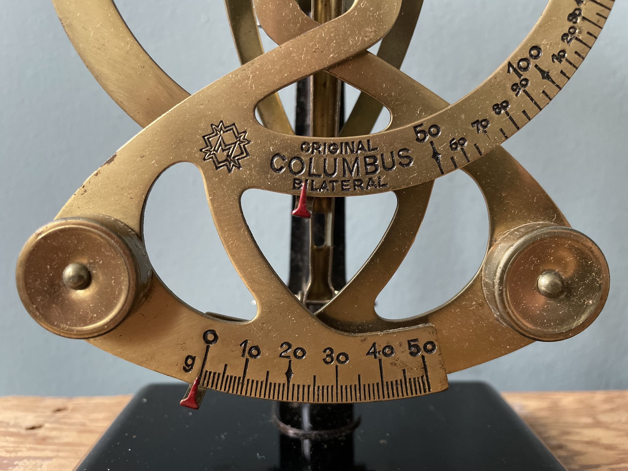 Ancien pèse lettrés Columbus Bilatéral sur pied dans sa boîte d’origine