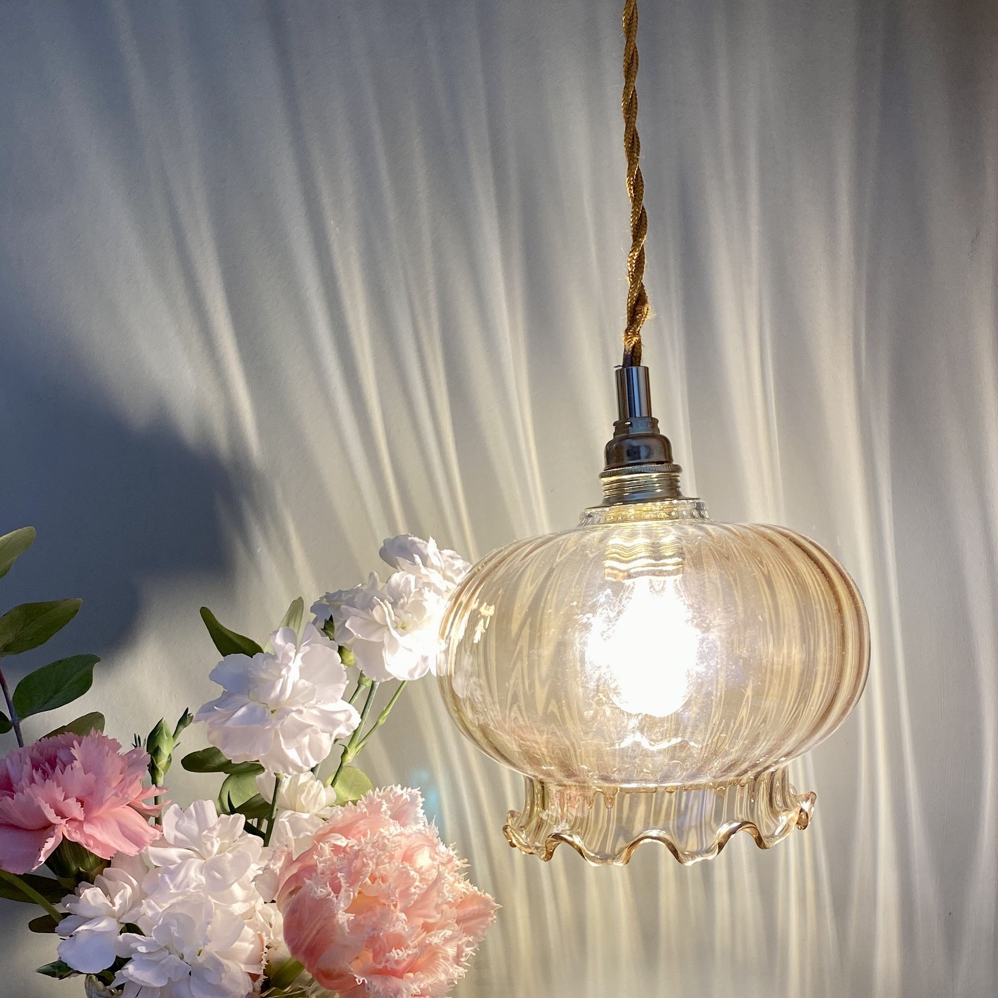 Suspension globe vintage en verre ambré