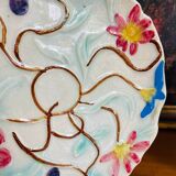 Trois anciennes assiettes en barbotine, motifs floraux en relief, XVIIIe siècle, Longwy