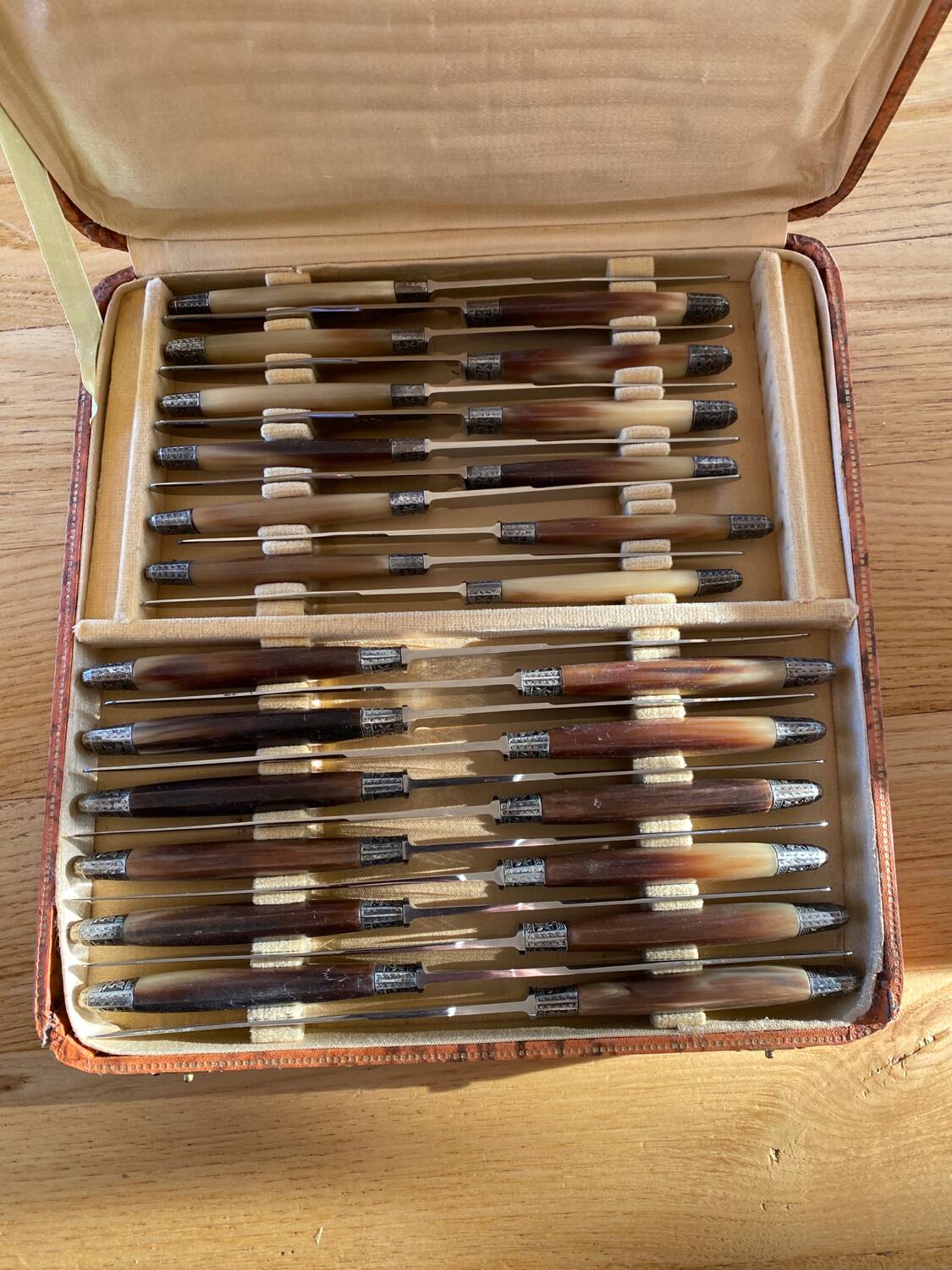 Box of 24 horn knives