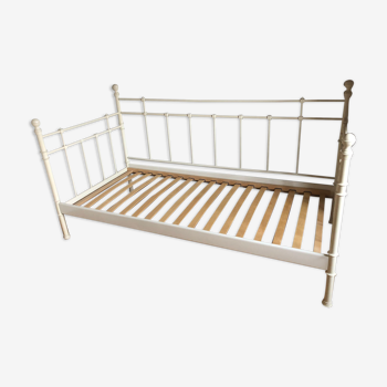 1-place white wrought iron bed