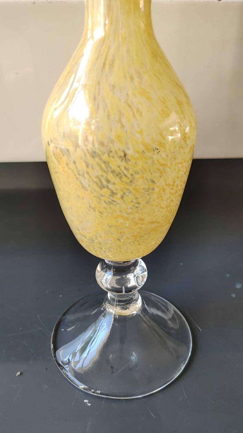 Murano-style single-flower vase. Speckled in yellow tones. Height 28 cm
